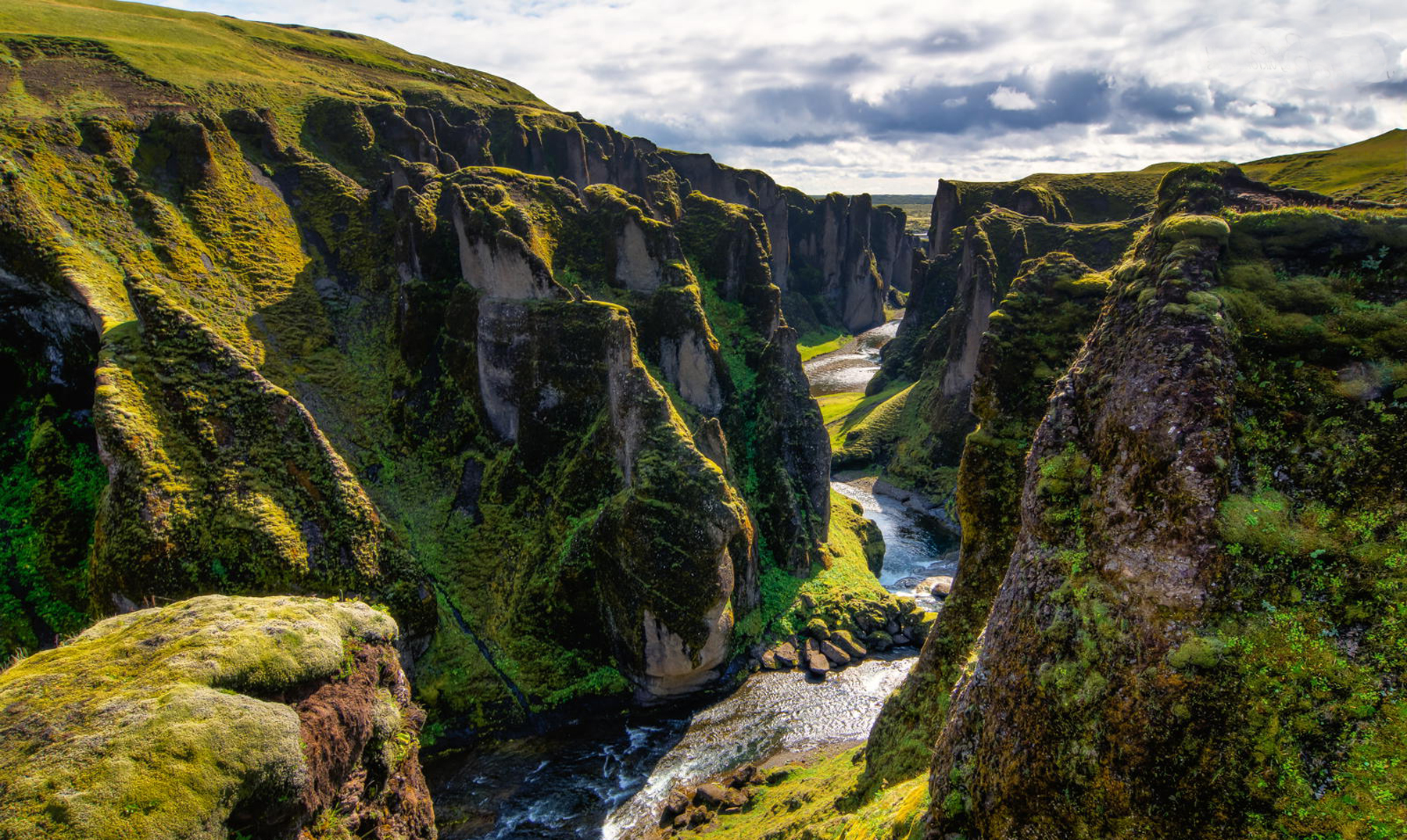 El cañón Fjadrárgljúfur, de Islandia que apareció en “Game of Thrones”. (Viktor Lakics)