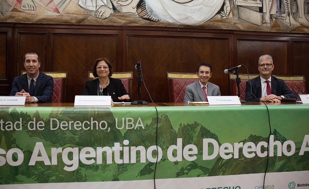 En el centro, María del Carmen Battaini, jueza del Superior Tribunal de Justicia de Tierra del Fuego, junto a Domingo Sesin, presidente del Tribunal Superior de Justicia de Córdoba