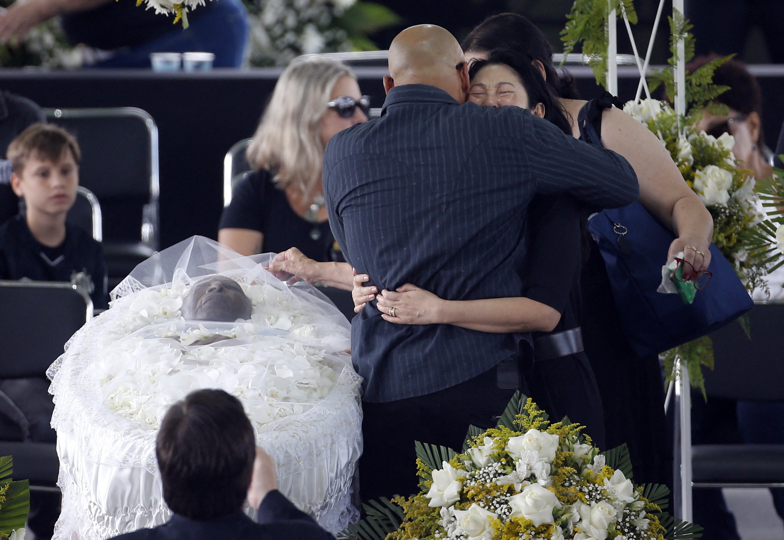 El abrazo entre la viuda de Pelé y uno de sus hijos (REUTERS/Diego Vara)