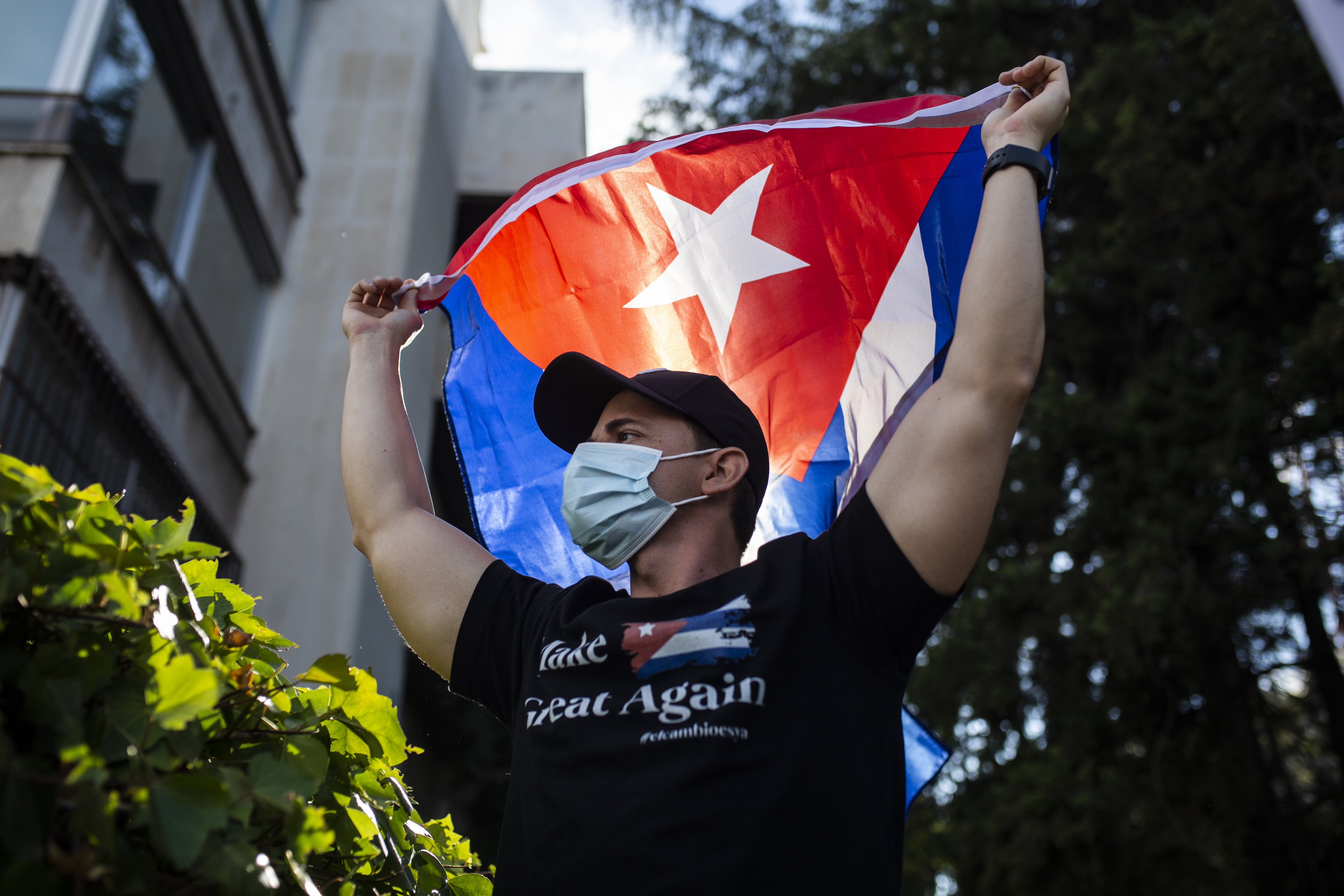 Un hombre con una bandera de Cuba durante las protestas contra el Gobierno (Foto: Europa Press)