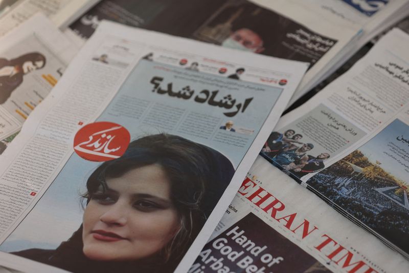 Foto archivieren.  Eine Zeitung mit einem Titelfoto einer Frau namens Mahza Amini starb in Haft "Die Sittenpolizei" der Islamischen Republik Teheran, Iran.  18. September 2022. Majid Askaripour/WANA (West Asia News Agency) über REUTERS