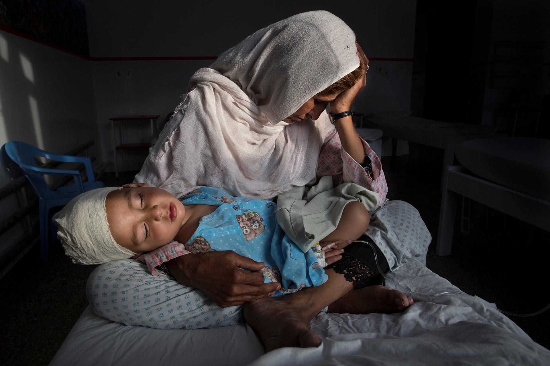En el hospital, Najiba sostiene a su sobrino de dos años, Shabir, que resultó herido por la explosión de una bomba en Kabul el 29 de marzo de 2016. (Paula Bronstein, para Time Lightbox / Pulitzer Center For Crisis Reporting / Cortesía de World Press Photo Foundation  a través de REUTERS)