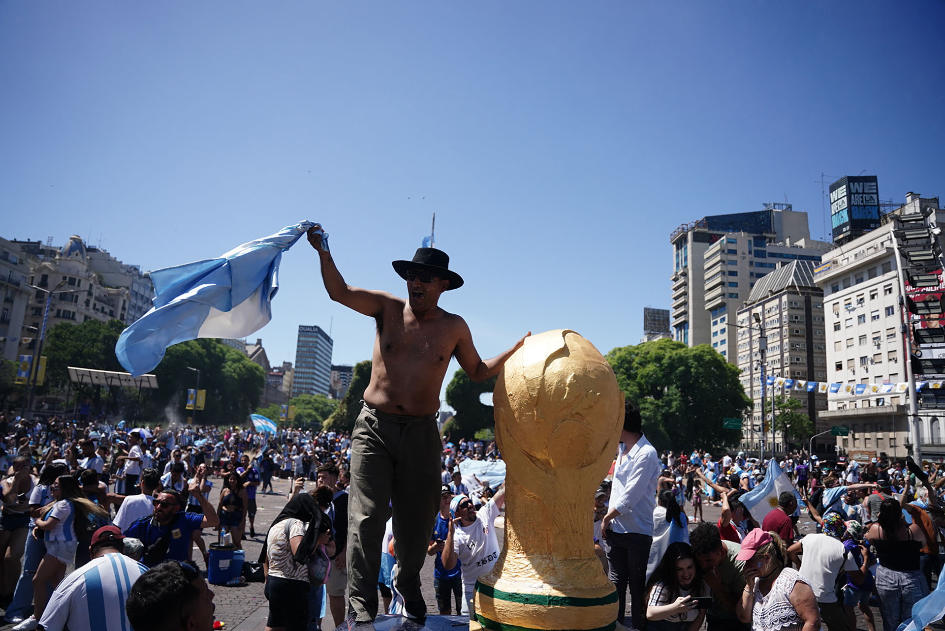 Una Copa improvisada y la camiseta argentina como poncho al viento 