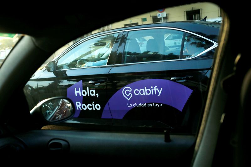 Golpe de la justicia europea a Ada Colau: rechaza la limitación de licencias a Uber y Cabify en Barcelona