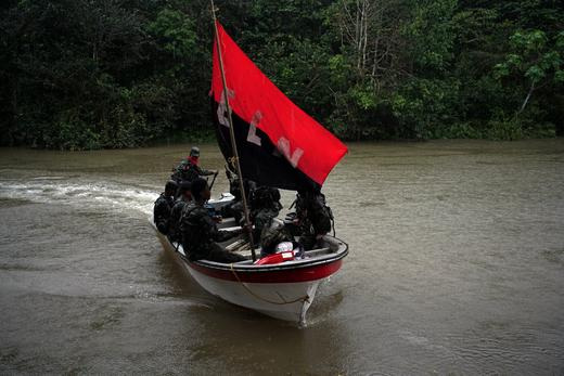 Foto de archivo. Guerrilleros del izquierdista Ejército de Liberación Nacional (ELN) navegan en una lancha por un río en las selvas del departamento del Chocó, Colombia, 30 de agosto, 2017. REUTERS/Federico Ríos