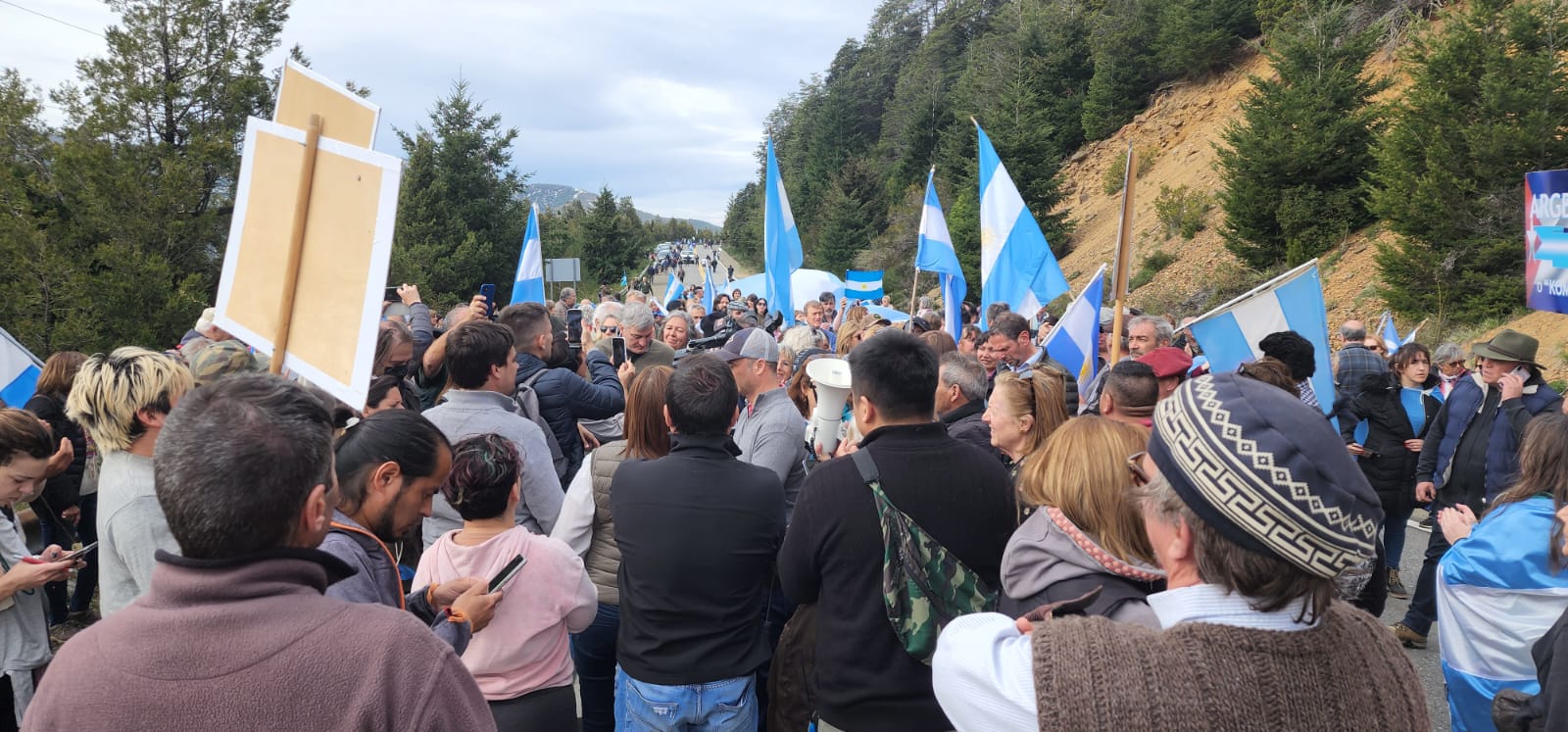 En octubre de 2022, los vecinos de Villa Mascardi marcharon para reclamar el fin de las usurpaciones mapuches. Hoy, tras conocer la detención de Hualas, celebraron
