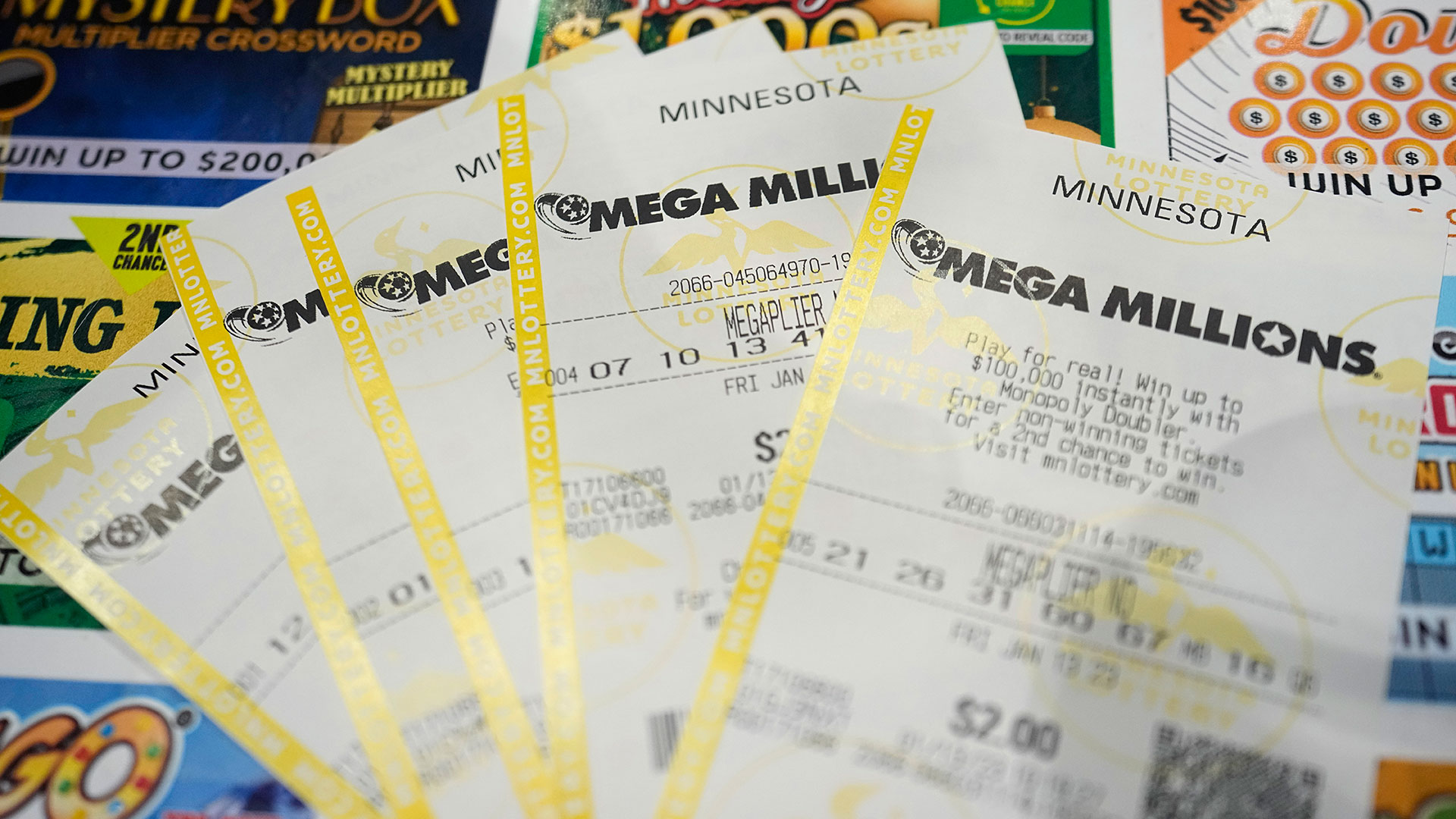 Boletos de la lotería Mega Millions se muestran en una gasolinera Holiday Viernes, 13 de enero 2023, en Minneapolis. (AP/Abbie Parr)
