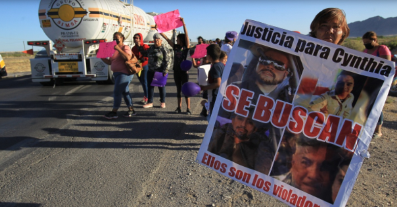 Decenas de personas salieron a las calles de Ciudad Juárez, Chihuahua, en protesta por la presunta violación de una joven a manos de trabajadores de la CFE. (Foto: EFE)