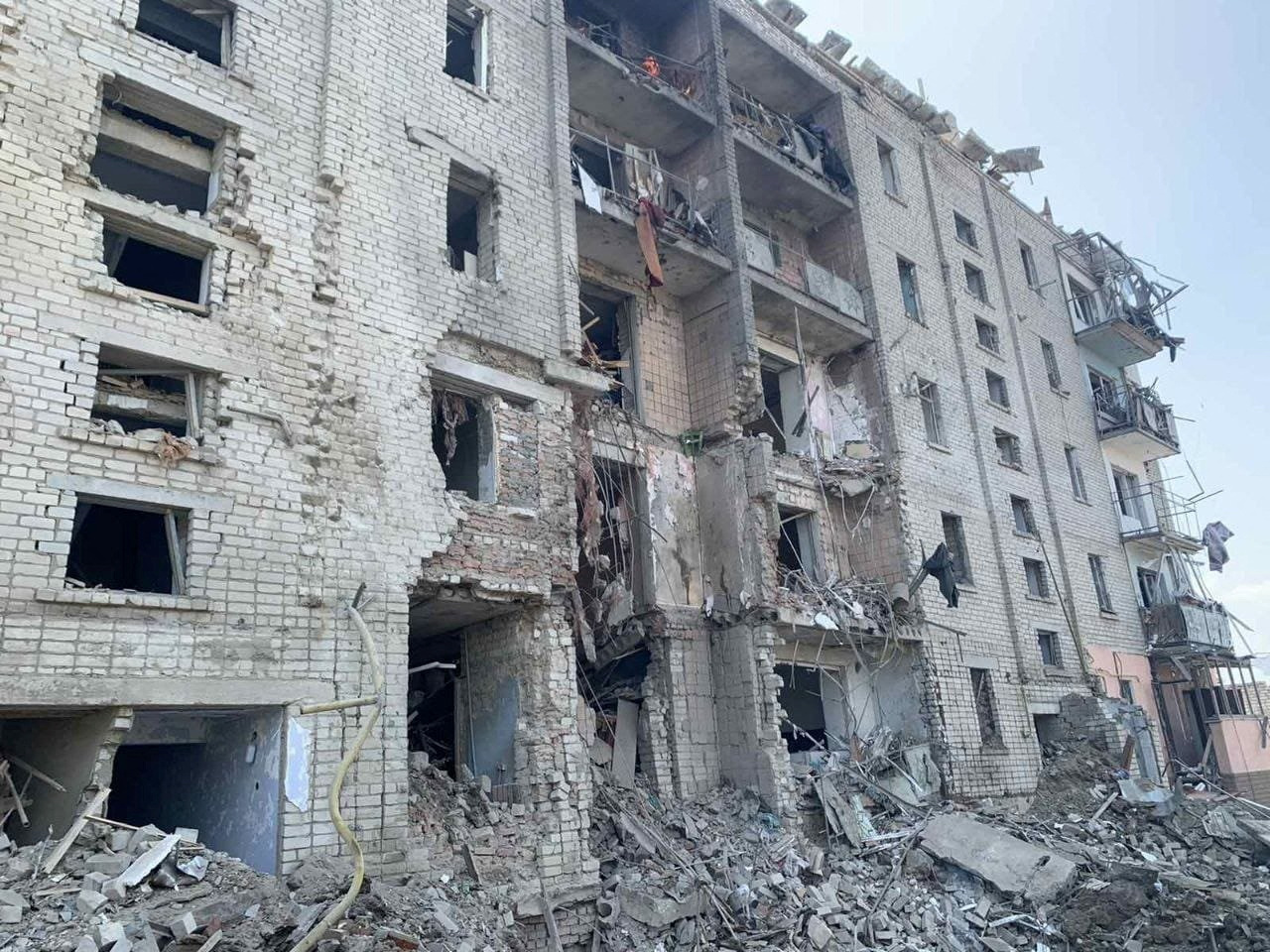 Un edificio residencial dañado por un ataque de misiles rusos en Voznesensk, región de Mykolaiv, Ucrania, el 20 de agosto de 2022 (REUTERS)