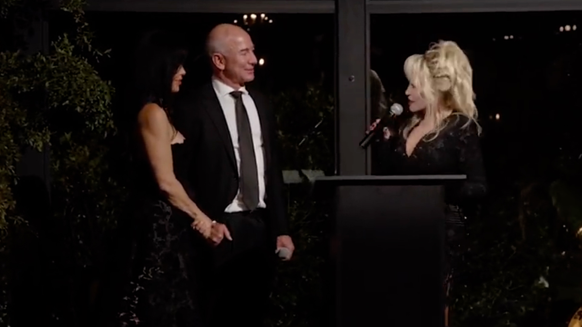   Jeff Bezos, Lauren Sanchez and Dolly Parton at the 2022 Award for Courage and Citizenship