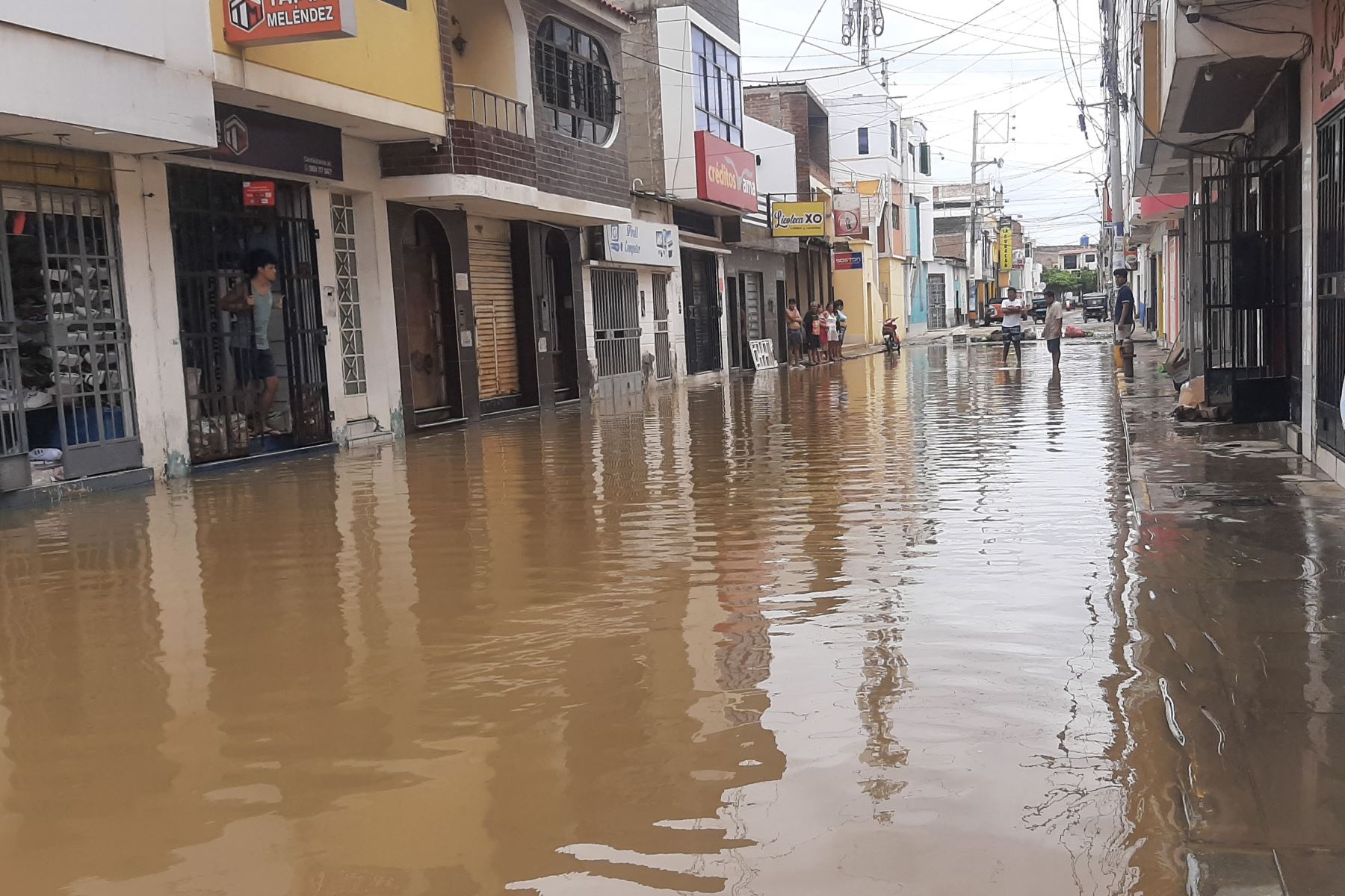 Las calles amanecieron inundadas después del paso del ciclón Yaku. 