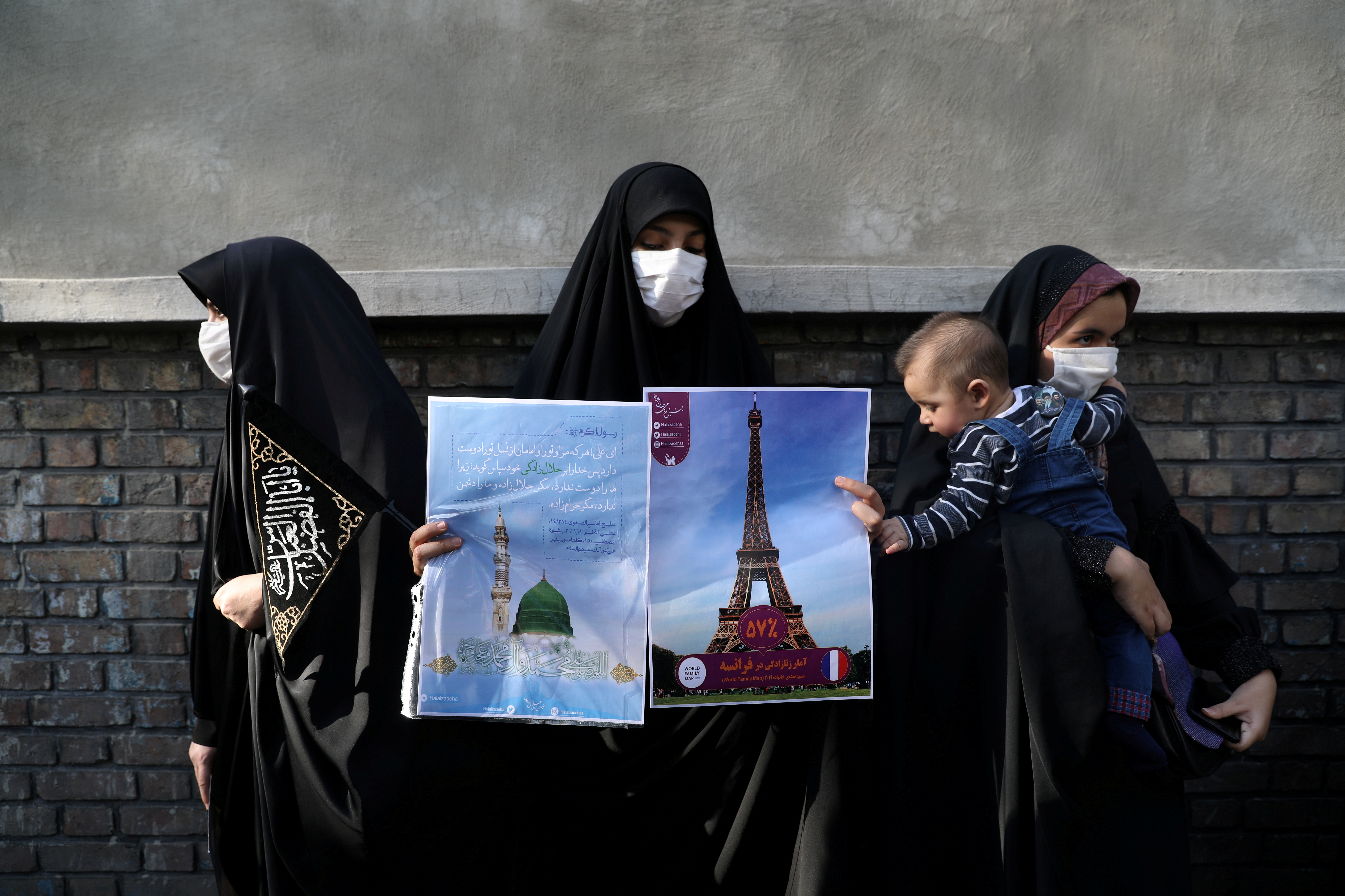 Una manifestante protesta contra las caricaturas de Mahoma publicada por la publicación Charlie Hebdo. Majid Asgaripour/WANA (West Asia News Agency) via REUTERS 
