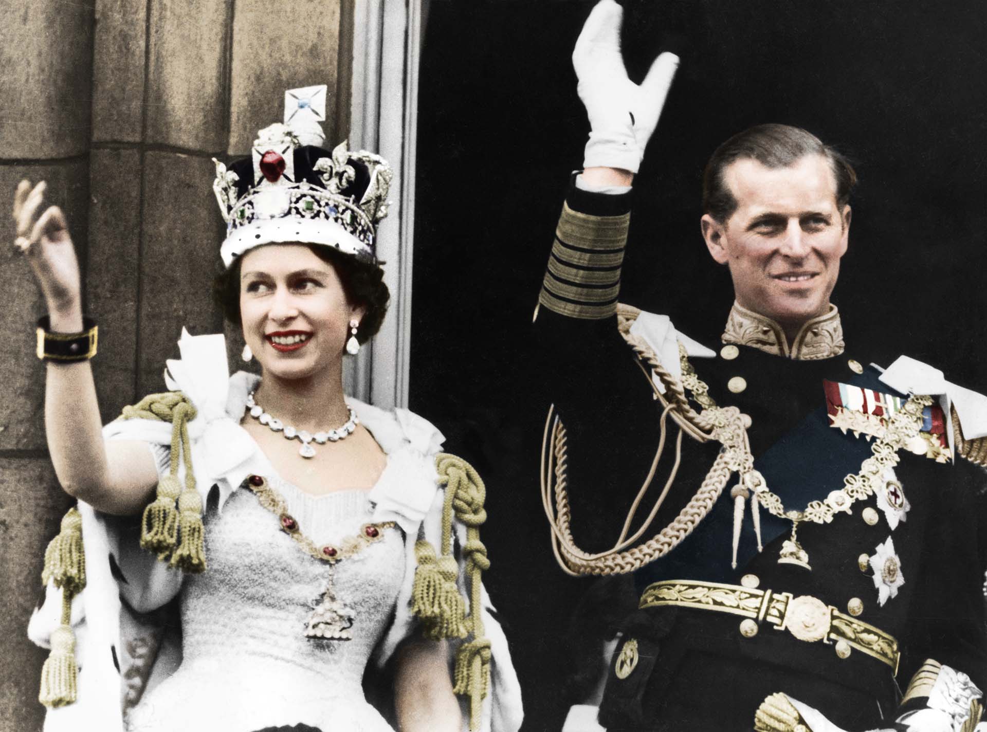 La reina Isabel II y el duque de Edimburgo el día de su coronación en 1953 (Impresión en blanco y negro coloreada) (The Print Collector / Getty Images)