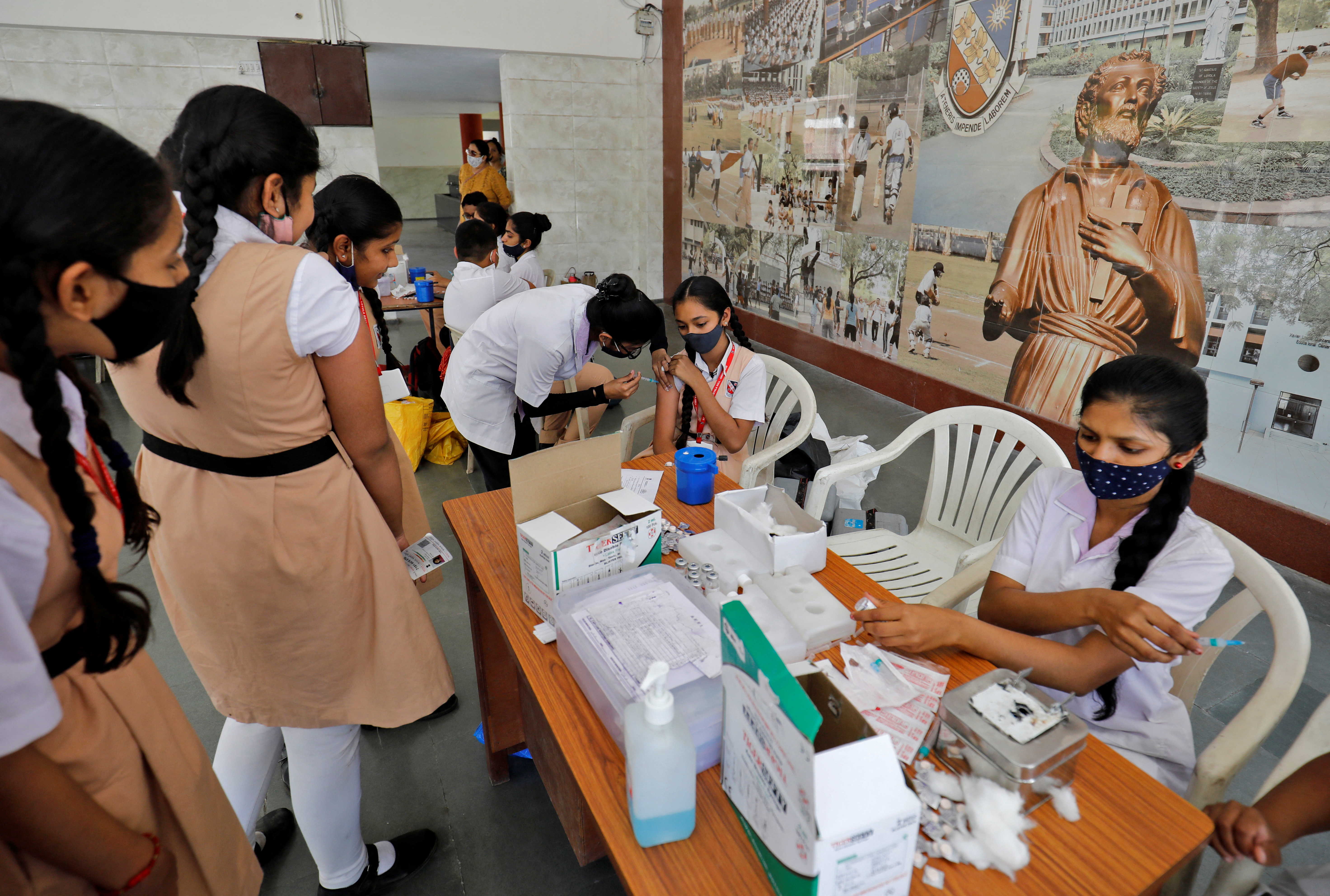 En la India se aplicaron más de 70 millones de dosis de la vacuna CORBEVAX en adolescentes. Es una vacuna de bajo costo y no tiene patente (REUTERS/Amit Dave)