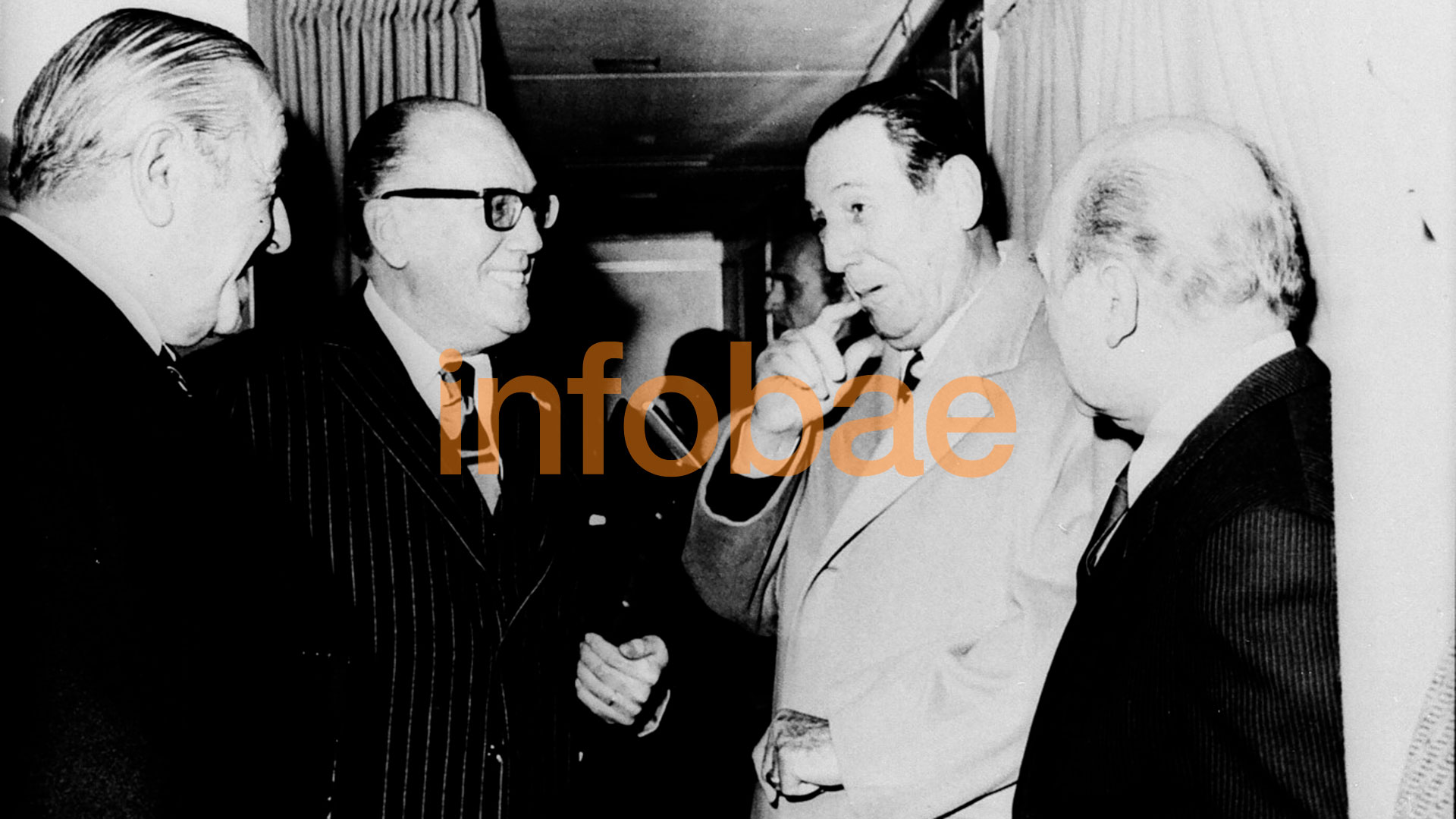 Cámpora, el escribano Garrido, Perón y Vicente Solano Lima en la Base de Morón