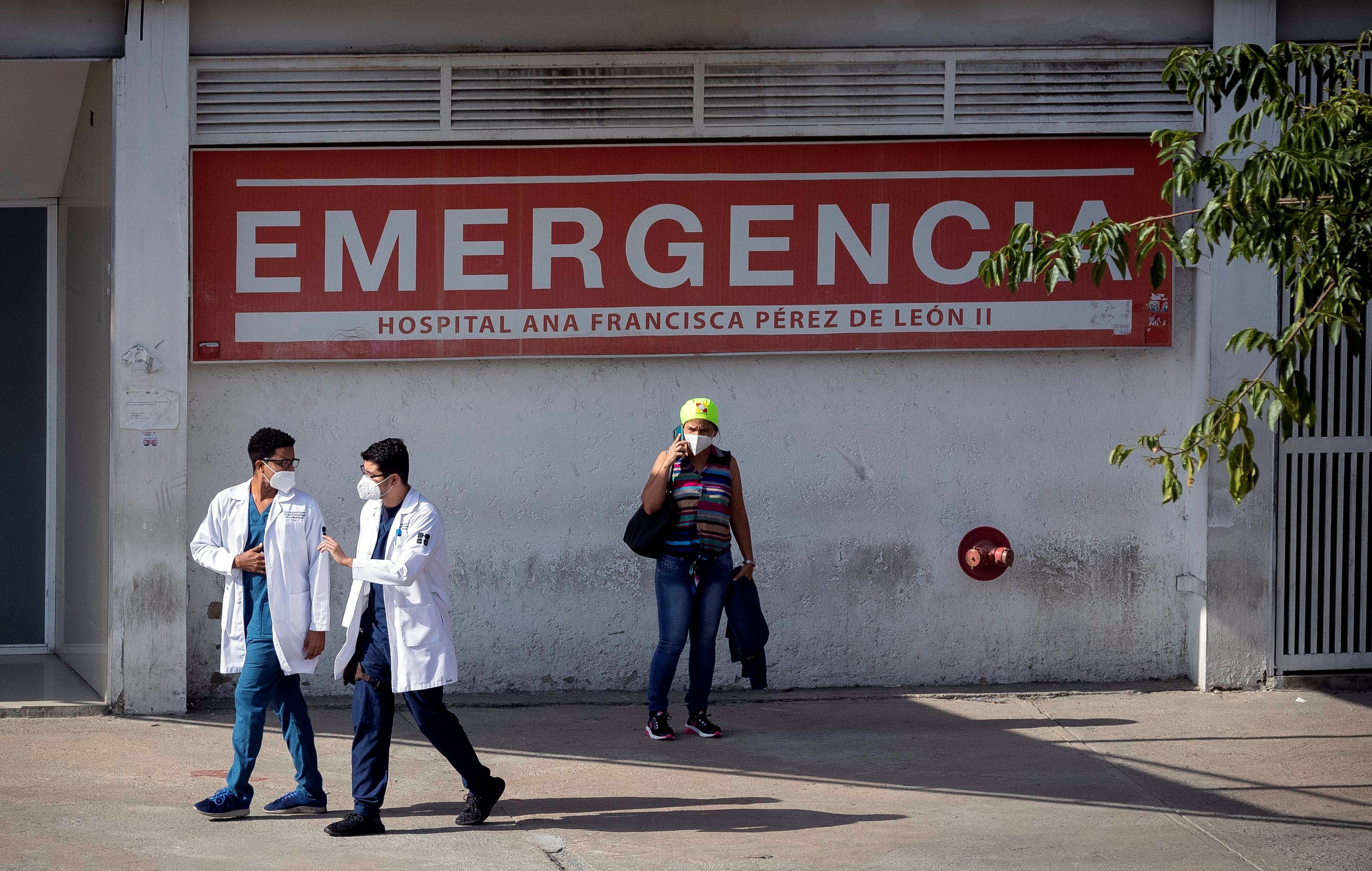 Trabajadores de la salud caminan frente a la sala de emergencias del Hospital Ana Francisca Pérez de León II. Los hospitales en Venezuela están en condiciones alarmantes (EFE/Rayner Peña)