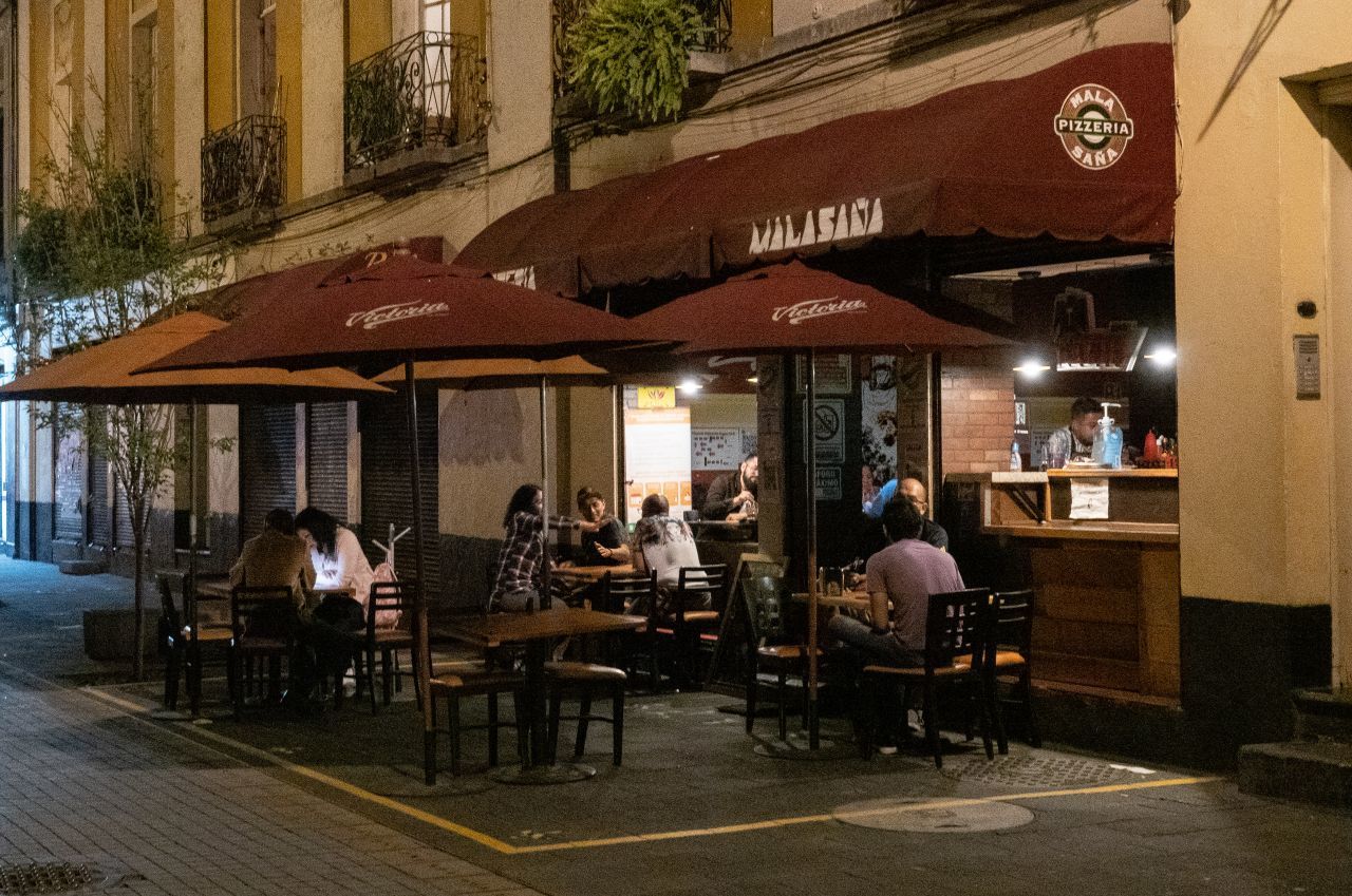 Restaurantes y comercios operan en espacios abiertos.  (Foto/ Cuartoscuro)