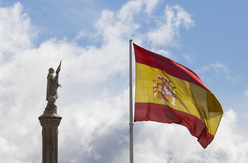 Una vista de la estatua de Cristóbal Colón y una bandera española en la Plaza Colón en Madrid, España, 7 de marzo de 2016. REUTERS/Paul Hanna