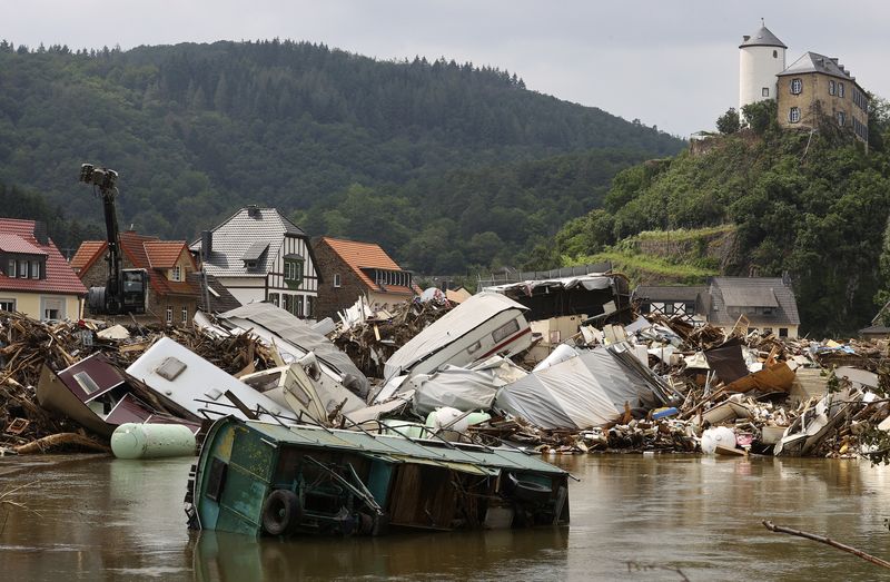 Caravanas destruidas en una zona afectada por las inundaciones causadas por las fuertes lluvias en Kreuzberg, Alemania.