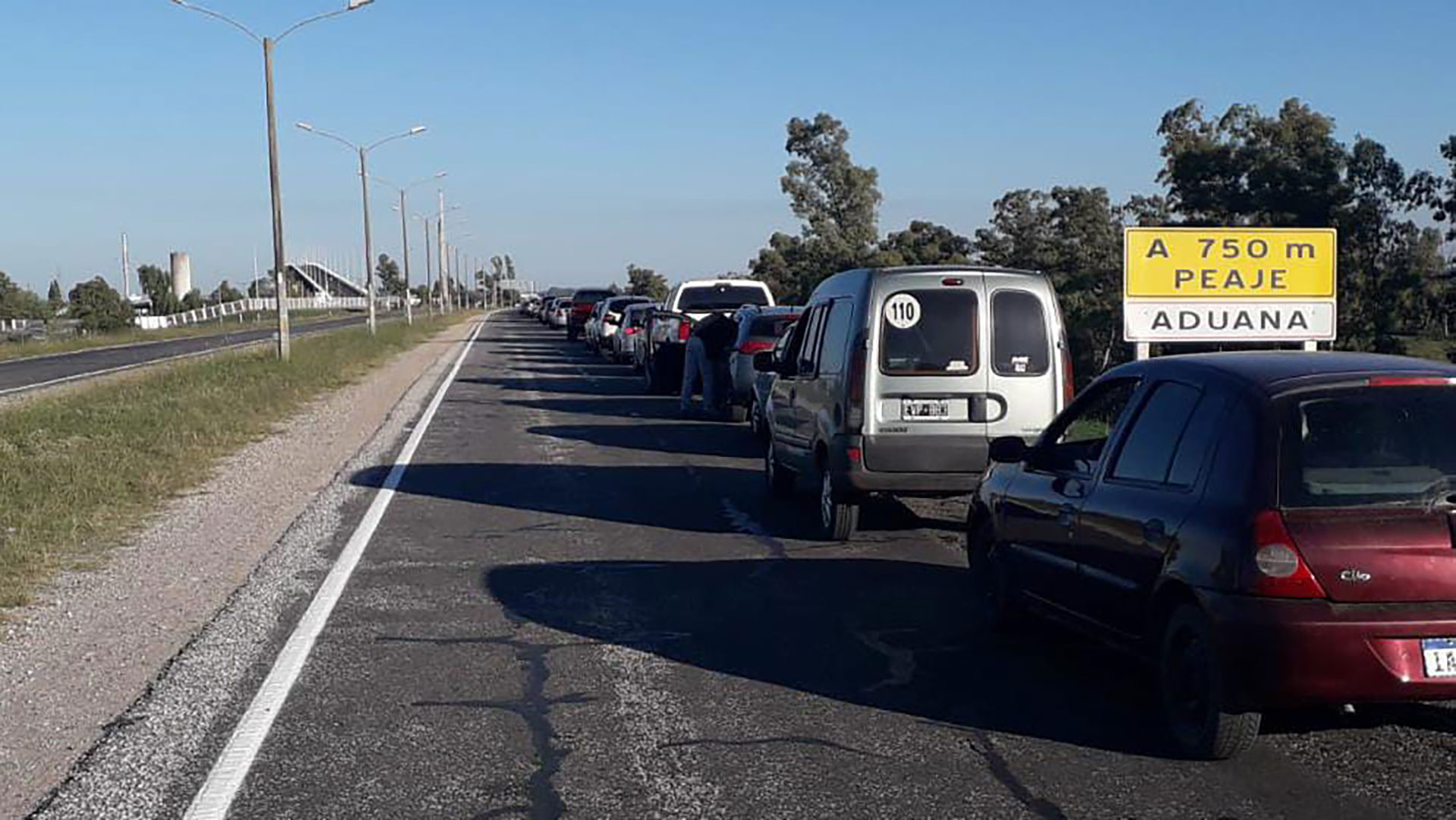 El ministerio del Interior del Uruguay divulgó esta imagen de las demoras en el ingreso hacia Argentina desde el Puente Gral. San Martin, que conecta Fray Bentos y Gualeguaychú