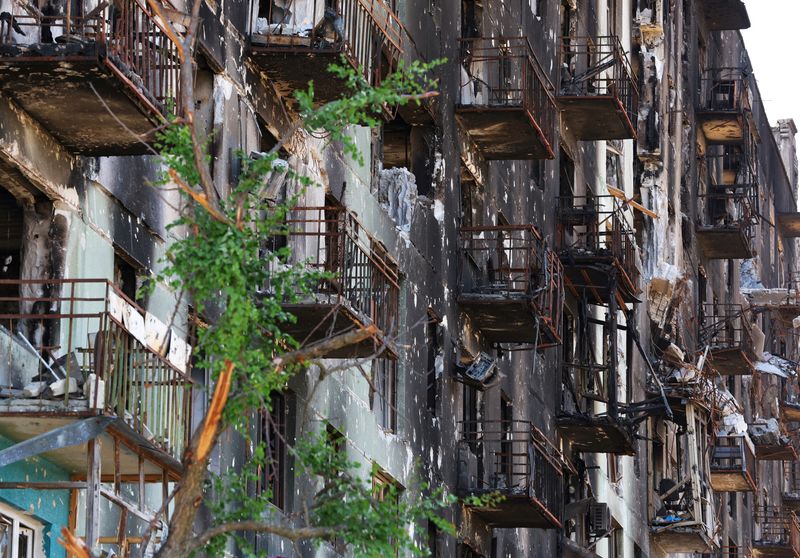 FOTO DE ARCHIVO: Un bloque de apartamentos seriamente dañado por los ataques durante la invasión rusa de Ucrania en la ciudad de Severodonetsk, en la región de Luhansk, Ucrania, el 1 de julio de 2022. REUTERS/Alexander Ermochenko
