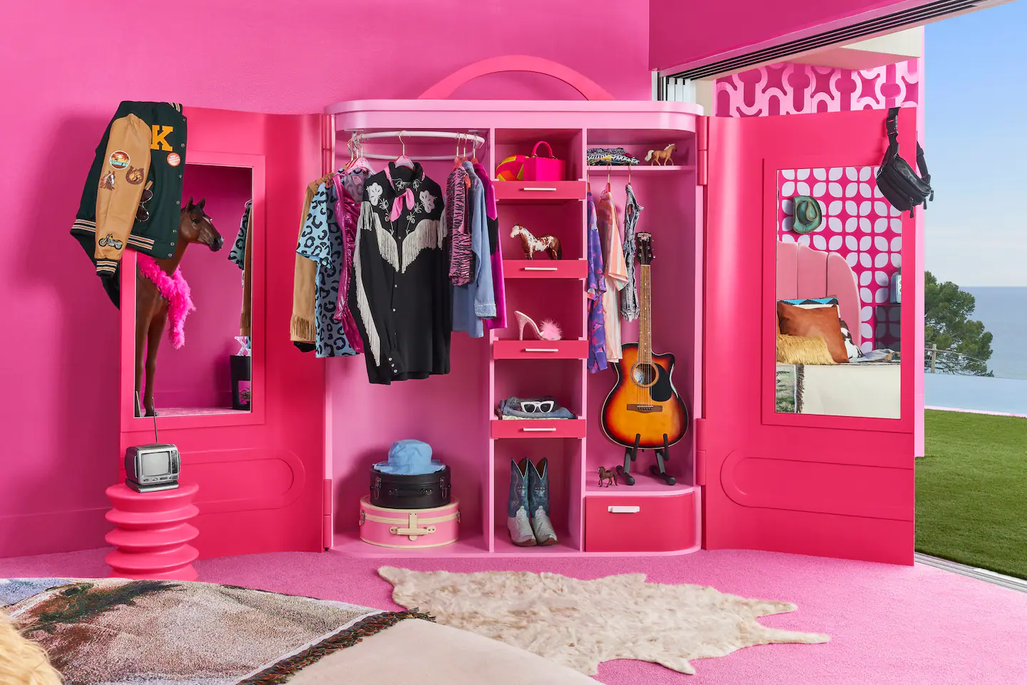 Las personas que puedan hospedarse en la casa de Barbie se llevarán a su casa un par de patines y una tabla de surf del guardarropa de Ken 
Foto: Airbnb