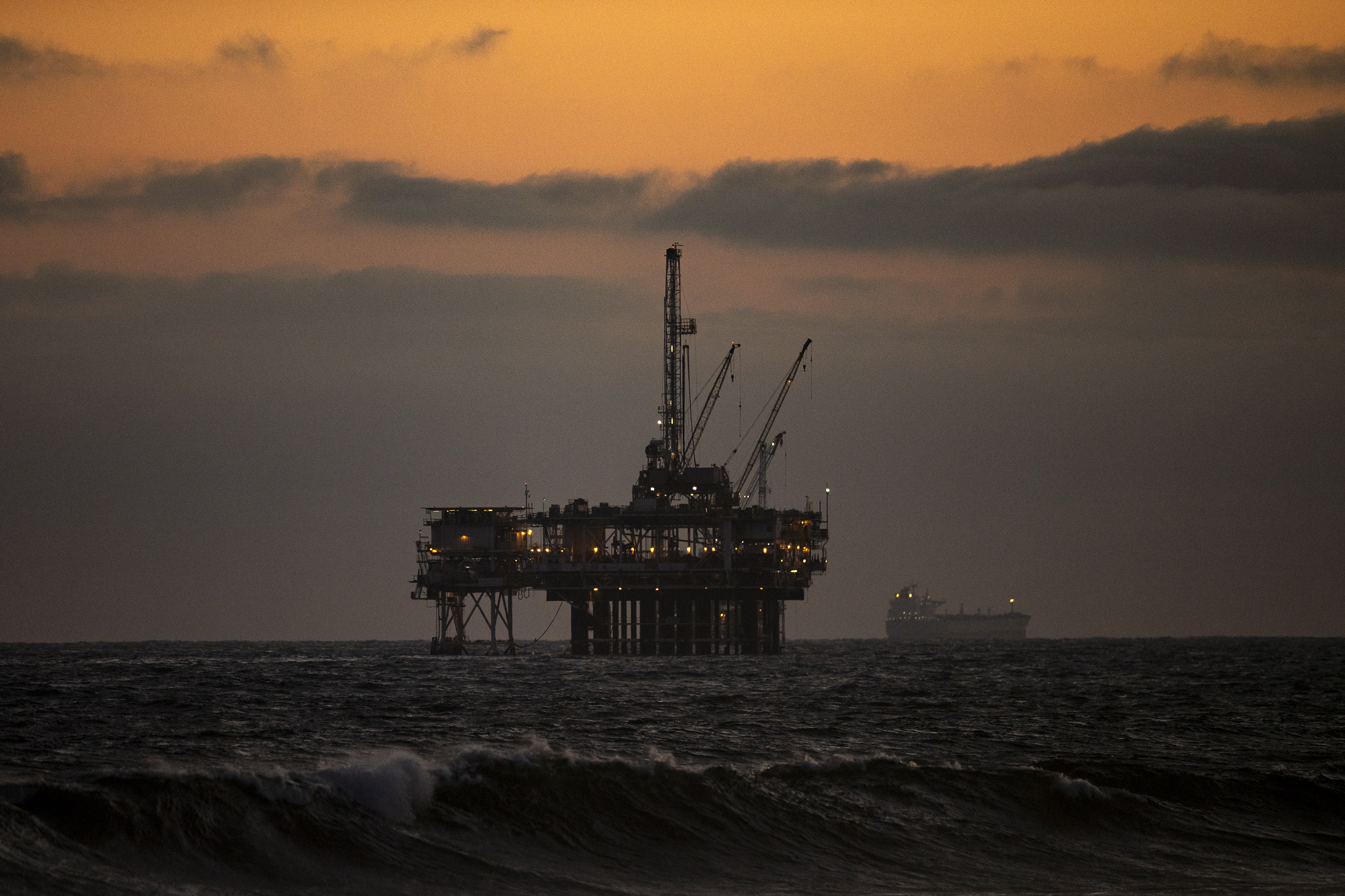 Un perforador de petróleo puede ganar $ 7557 por mes en una plataforma en alta mar.  EFE/EPO/ETIENNE LAURENT
