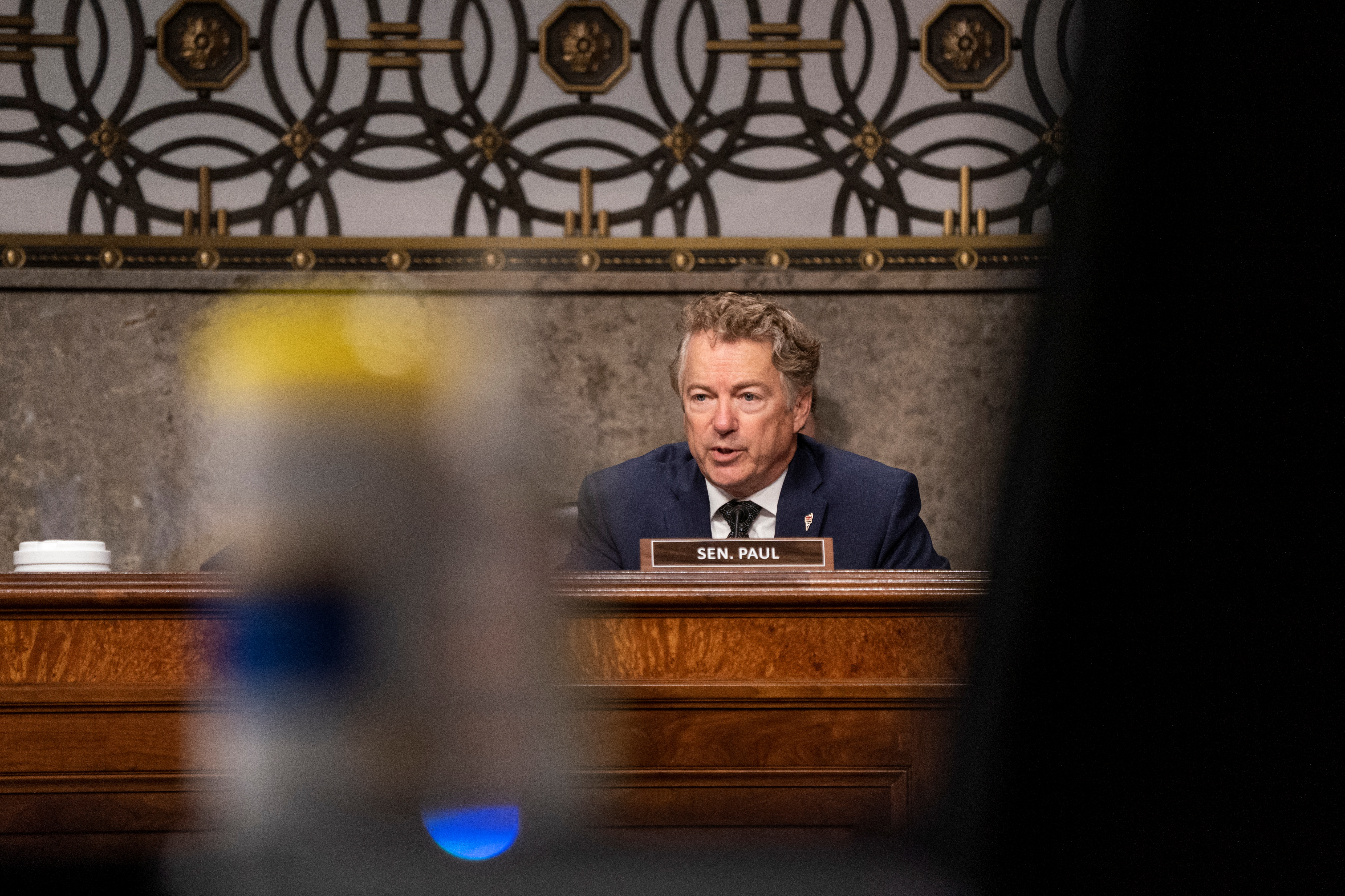 El senador estadounidense Rand Paul interroga al Dr. Anthony Fauci durante una audiencia del Comité de Salud, Educación, Trabajo y Pensiones del Senado para examinar la respuesta federal a la enfermedad del coronavirus (COVID-19) y las nuevas variantes emergentes en el Capitolio en Washington, D.C., EE.UU. 11 de enero de 2022. Shawn Thew/Pool vía REUTERS