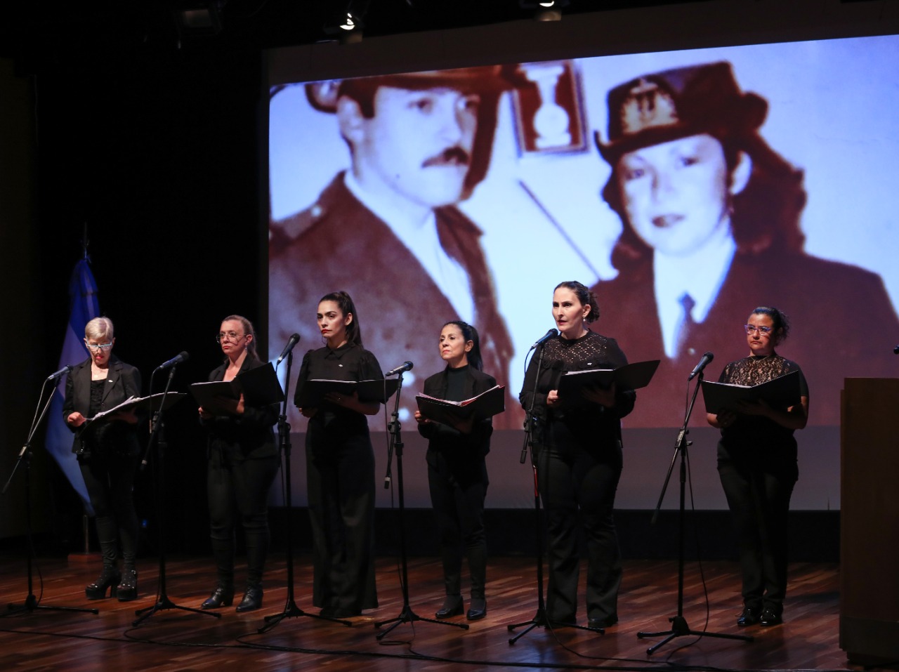 Las seis actrices en la piel de las 16 veteranas. La pantalla rescataba imágenes  de esas mujeres (Crédito Cancillería Argentina)