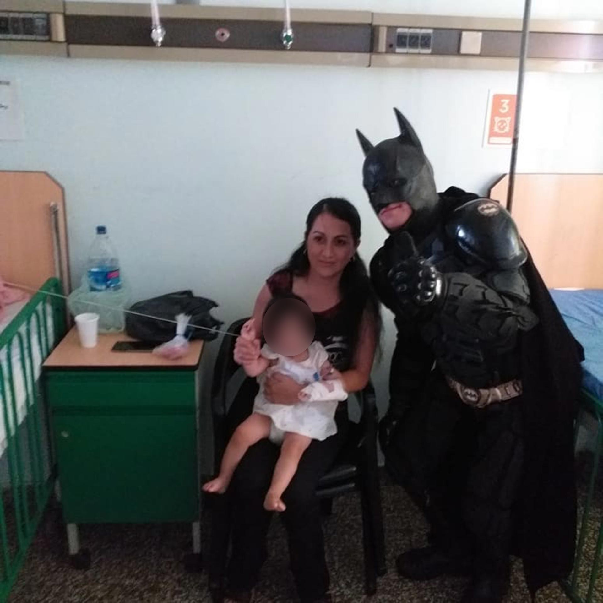 De día es albañil y por la tarde se viste de superhéroe: la historia del Batman  solidario de Córdoba - Infobae