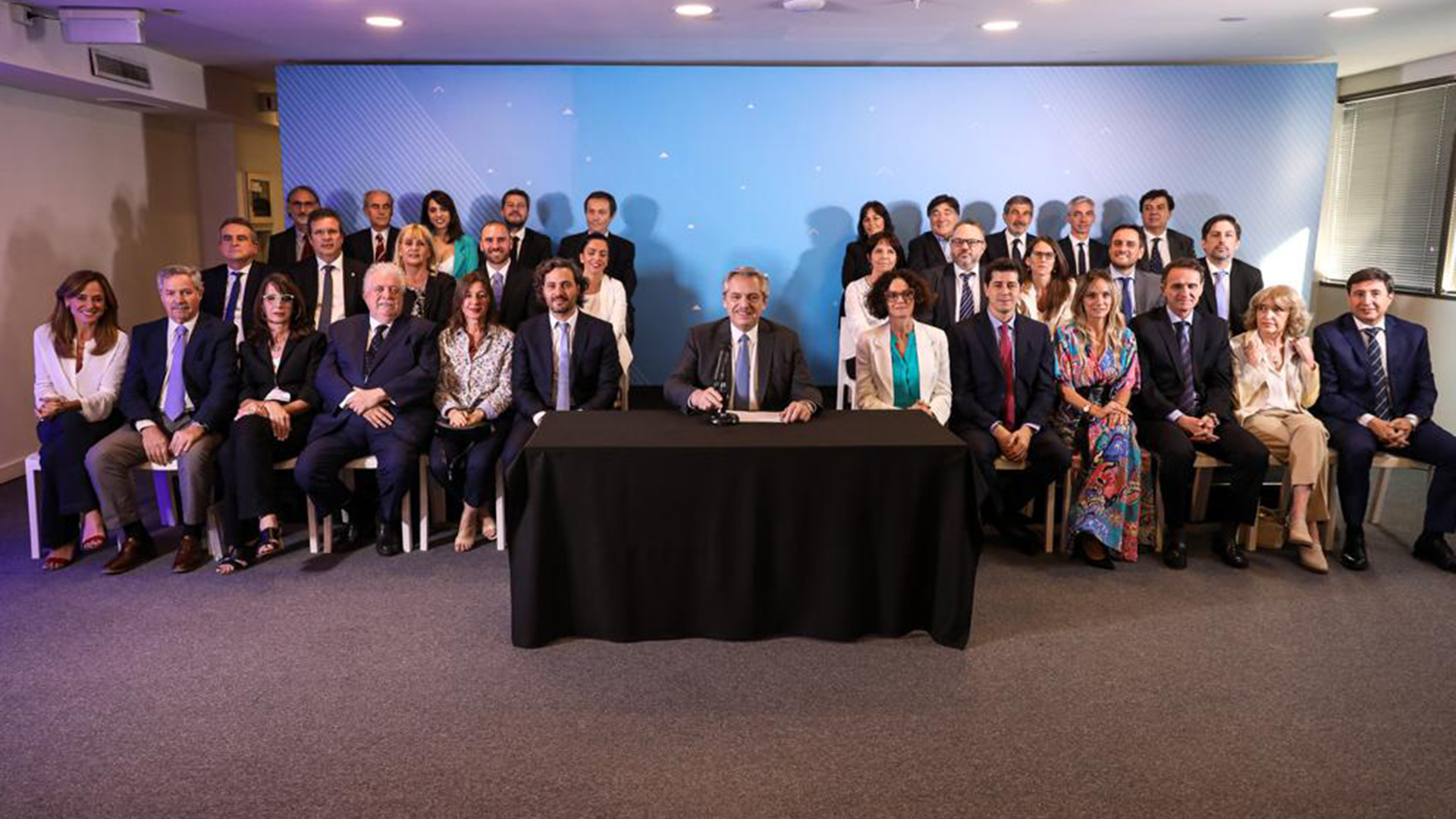 La foto de la presentación del Gabinete original, con los 21 ministros y otros funcionarios designados en cargos clave

