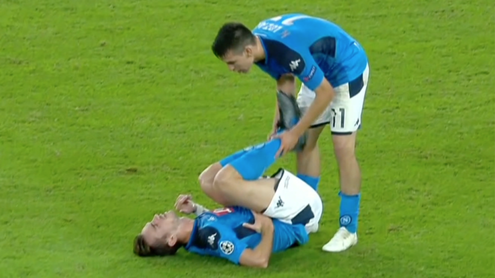 El jugador mexicano, Hirving Lozano, ayuda a su compañero del Napoli a recuperar el aire tras un balonazo en el estomago (Foto: especial)