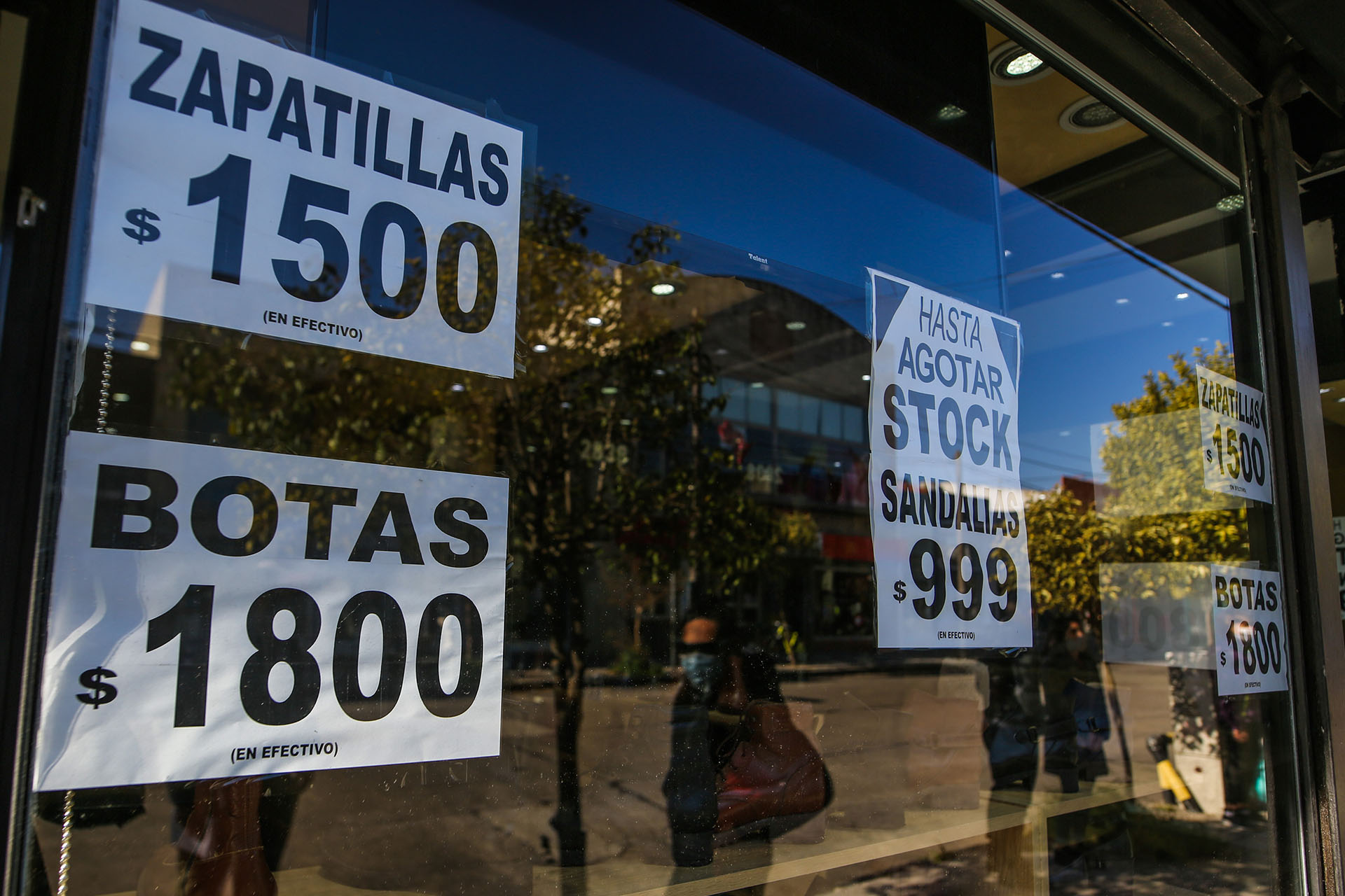 Después del parate obligado por la cuarentena que se hizo en todo el país a raíz de la pandemia por el Covid-19, los comercios aprovecharon para difundir sus ofertas (Christian Heit)