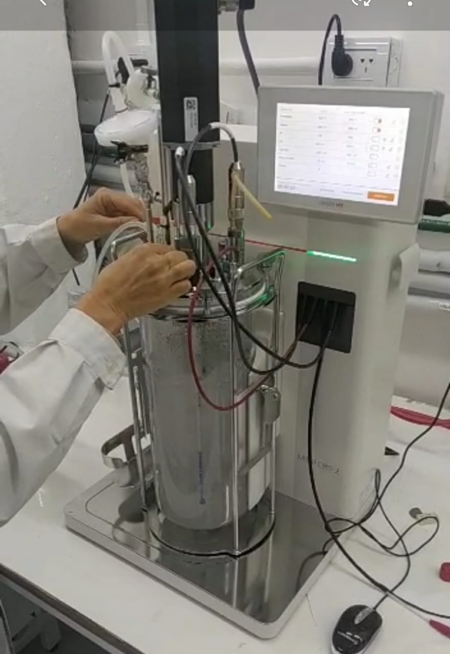 Este dispositivo es un fermentador en el que los investigadores hacen  bacterias para producir acido hialurónico sin usar productos contaminantes/IPROBYQ