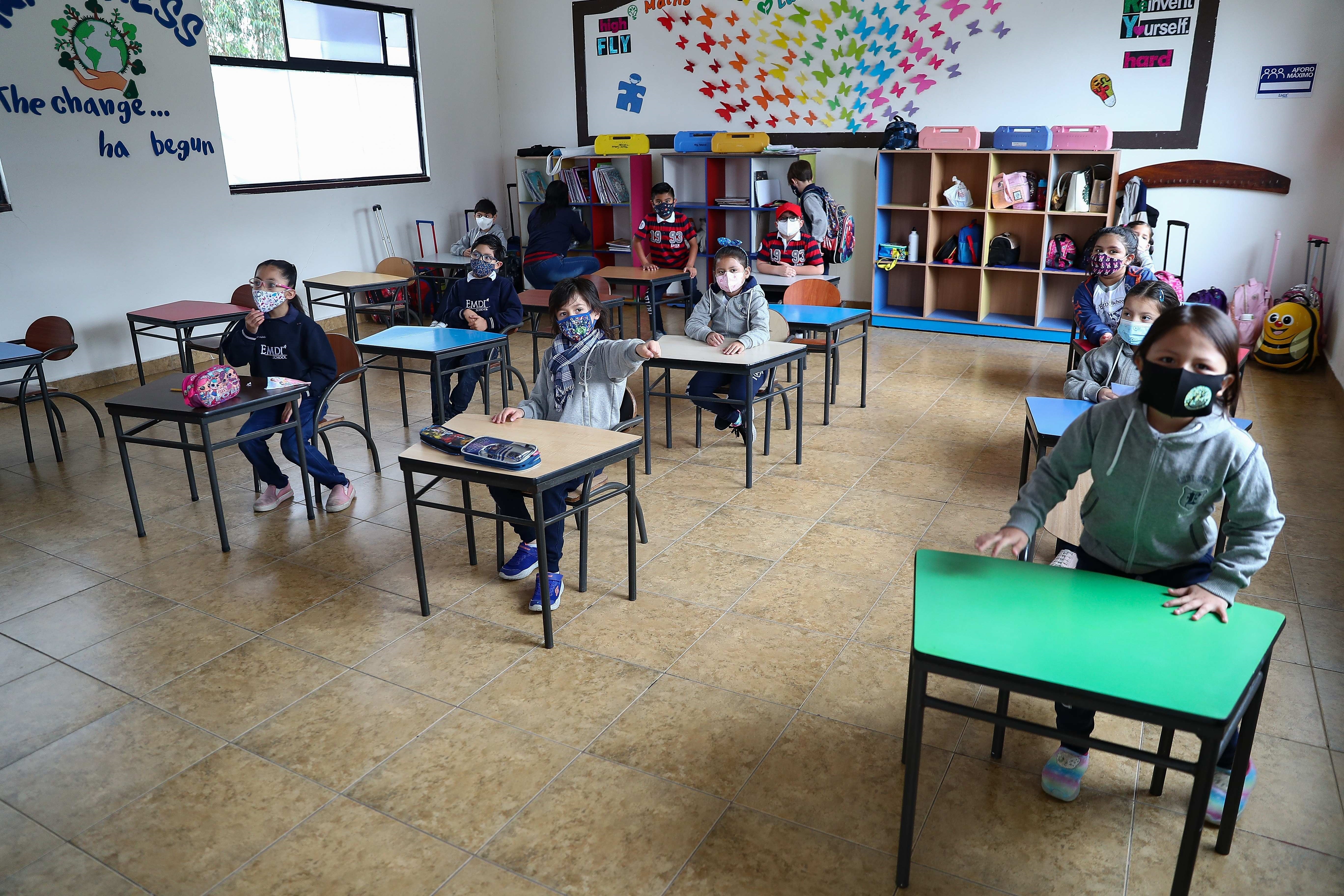 Estudiantes van a clases en una escuela a las afueras de Quito (Ecuador), en una fotografía de archivo. EFE/José Jácome