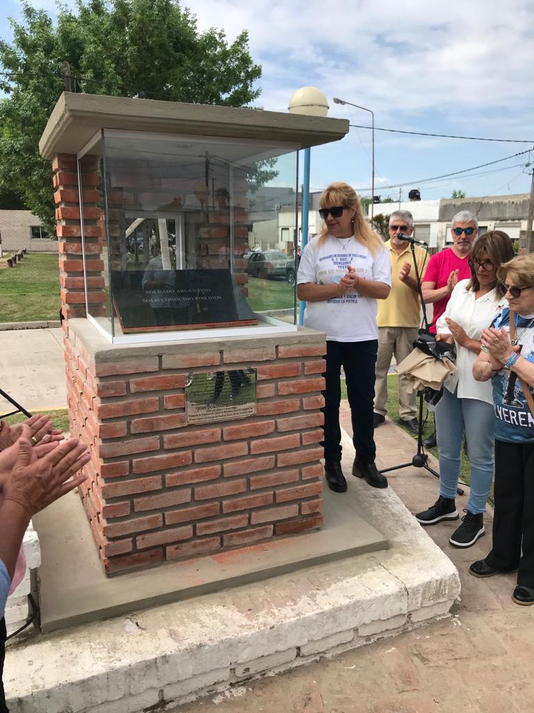 Se construyó un pedestal donde se colocó la placa, que la Comisión de Familiares de Caídos entregó en préstamo al municipio. (Gentileza Carlos Di Santo)