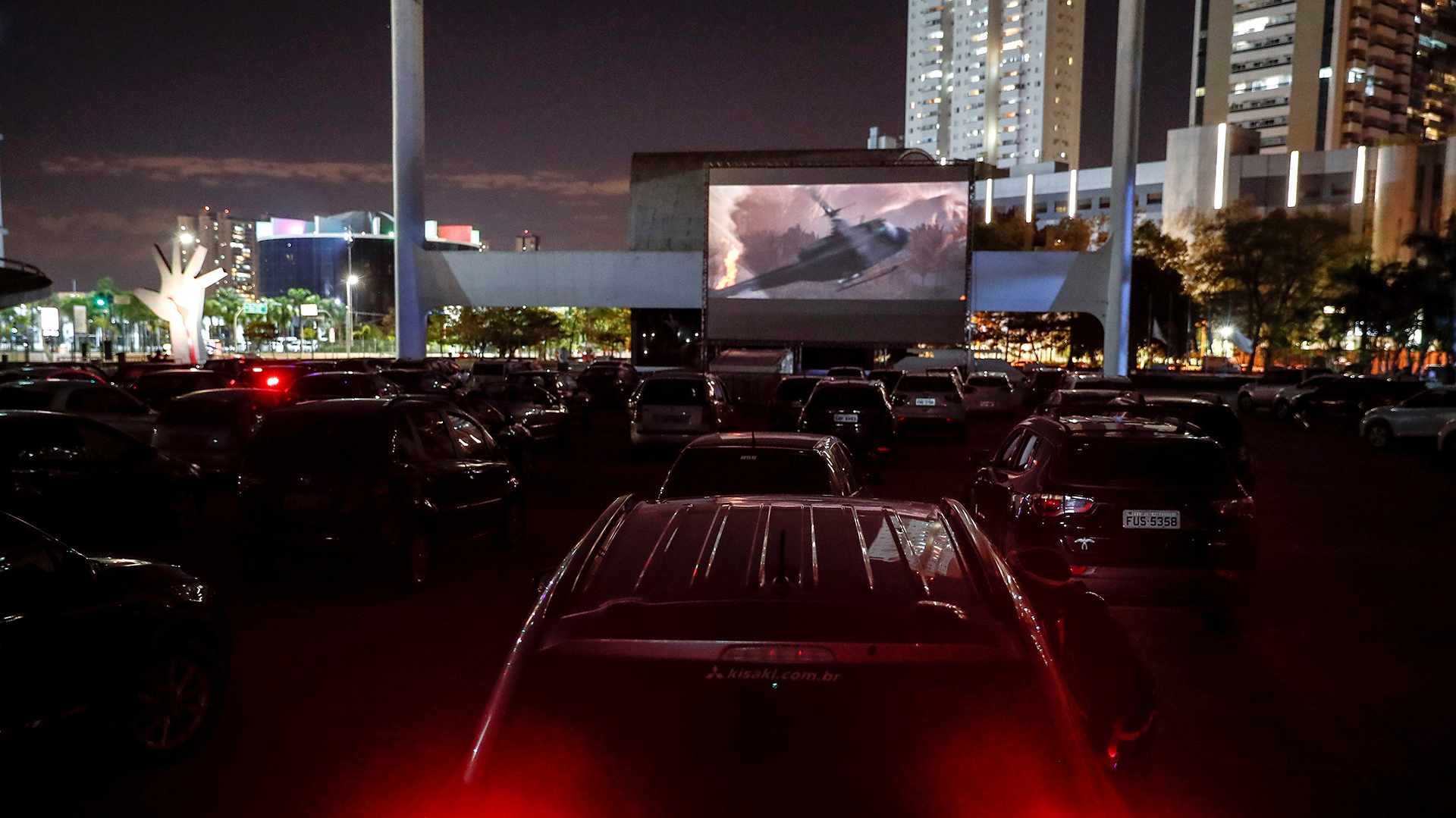 Decenas de personas a bordo de sus vehículos miran una película en un autocine este miércoles, en San Pablo (EFE/ Sebastião Moreira)