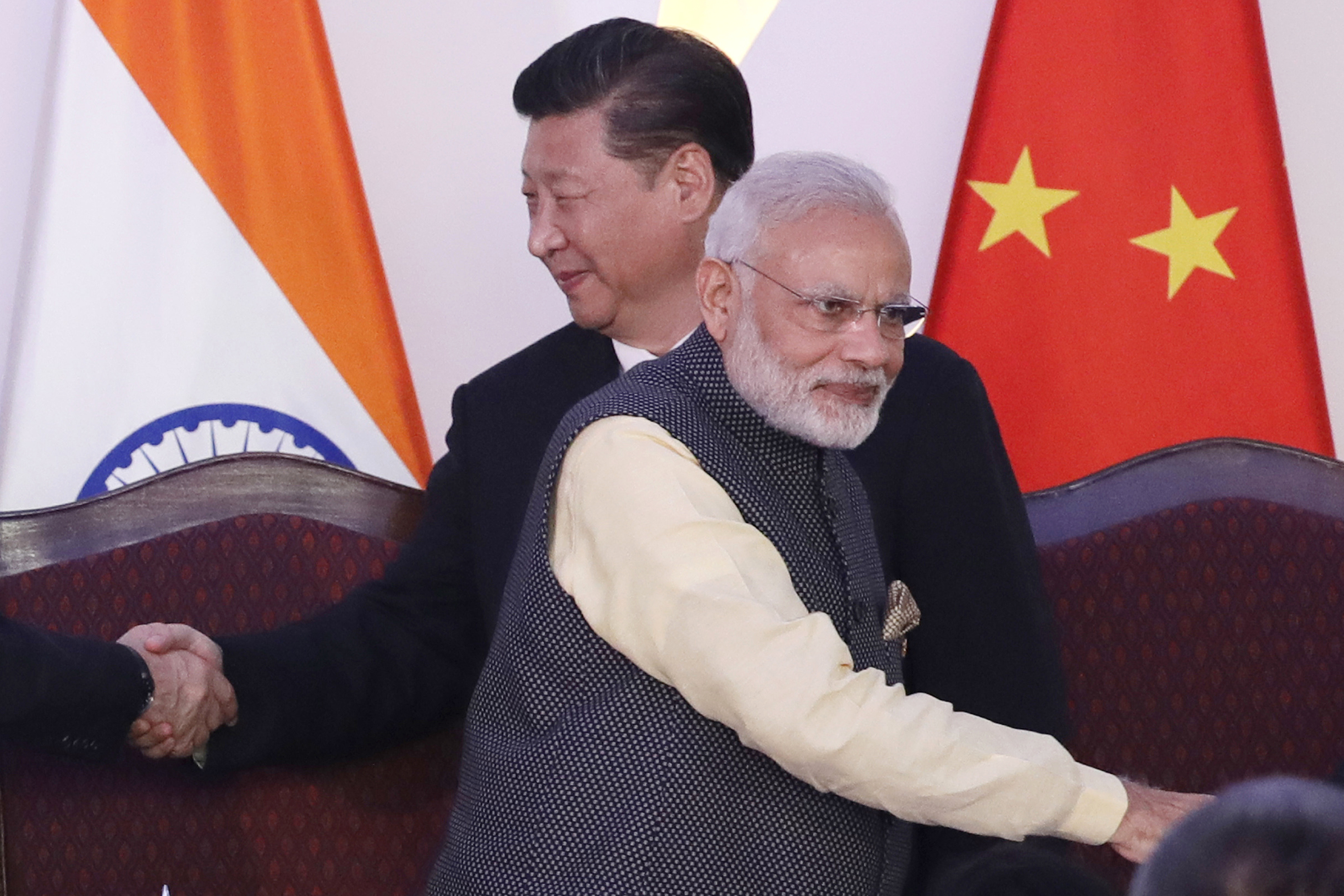 En esta imagen de archivo del 16 de octubre de 2016, el primer ministro de India, Narendra Modi, delante, y el jefe del régimen de China, Xi Jinping, al fondo, estrechan manos de otros mandatarios en la cumbre de los BRIC en Goa, India. (AP Foto/Manish Swarup, Archivo)