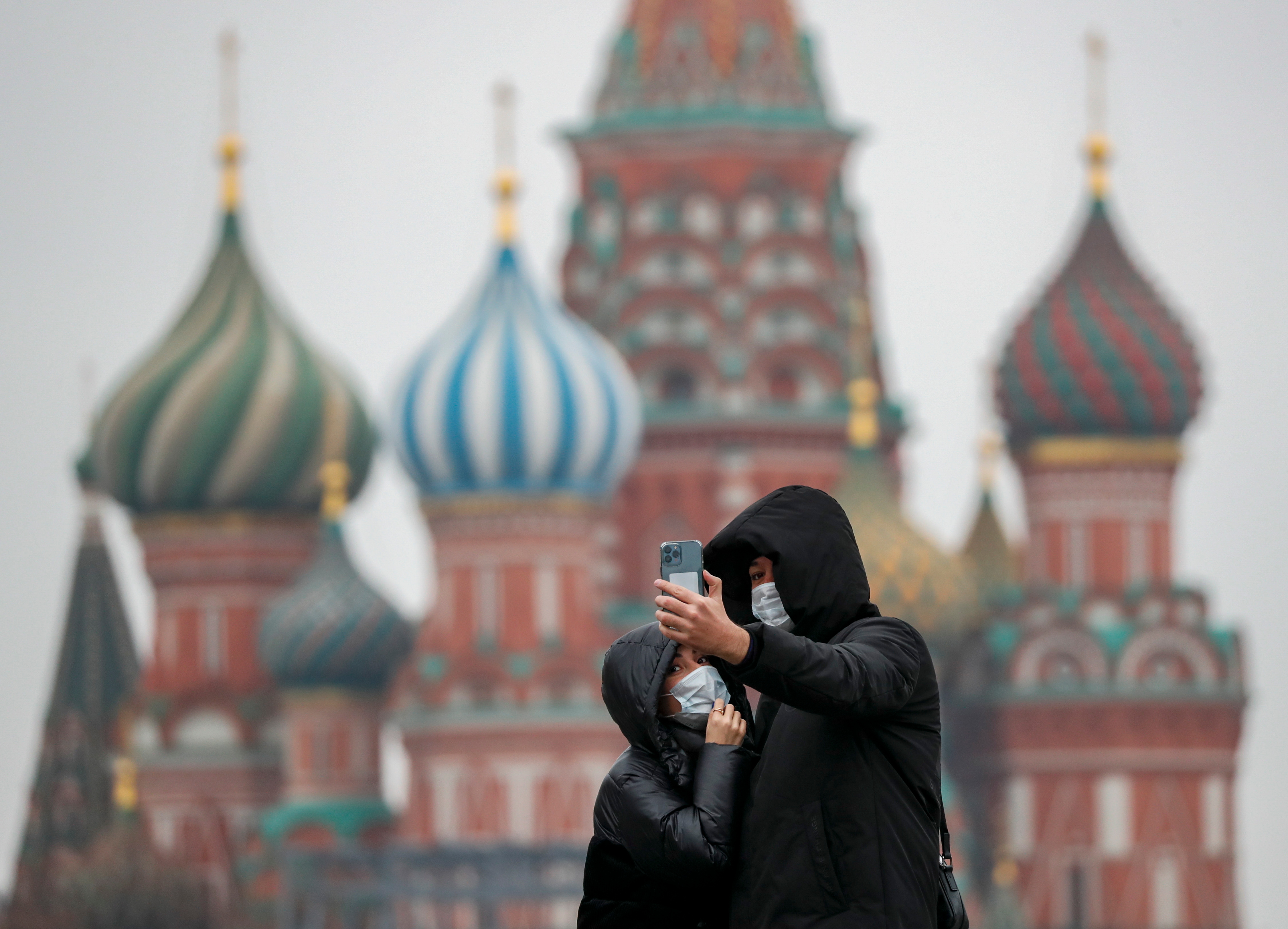Turistas se hacen fotos en Moscú, en una imagen de archivo. EFE/EPA/YURI KOCHETKOV
