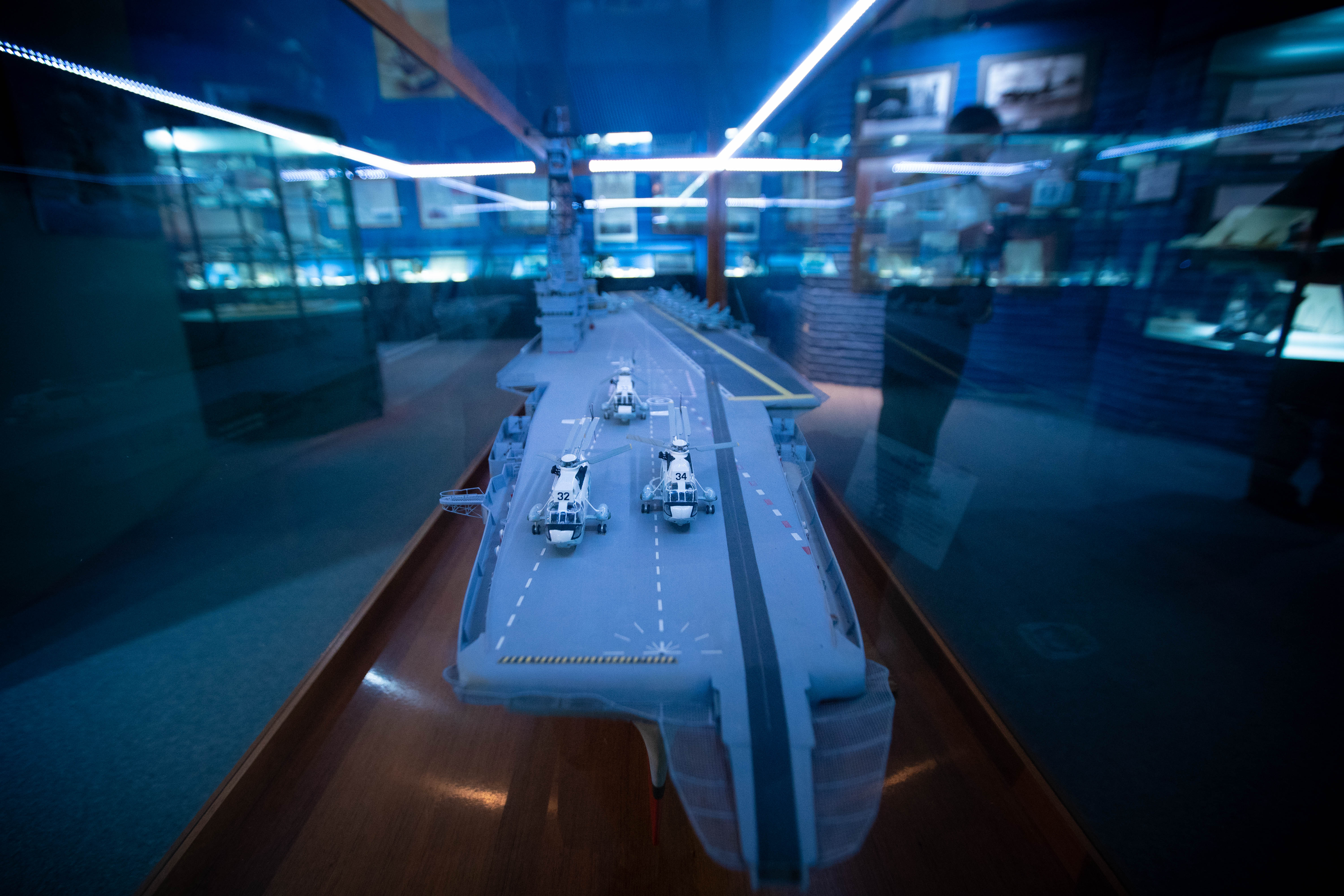 La maqueta a escala replica la silueta del ARA 25 de Mayo, el último portaaviones de la Armada Argentina