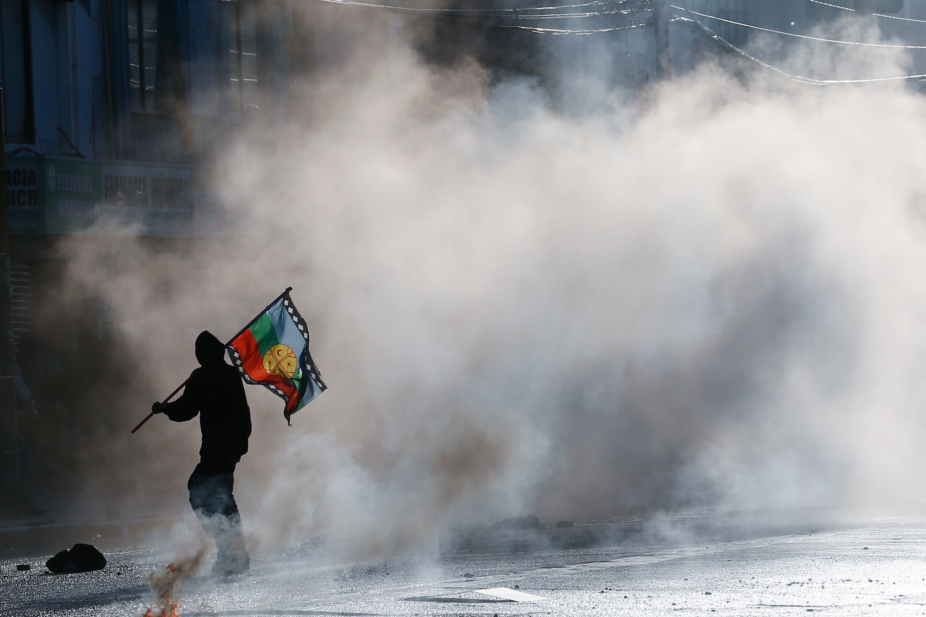 La intervención del gobierno argentino tiene lugar en momentos en que Chile vive un desafío por parte de los mapuches. Un manifestante enarbola la bandera mapuche durante una manifestación de protesta en Valparaíso (REUTERS/Rodrigo Garrido)