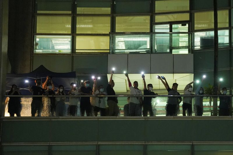 Los empleados del Apple Daily se despiden del periódico, antes de su cierre. Picture taken June 23, 2021. REUTERS/Lam Yik