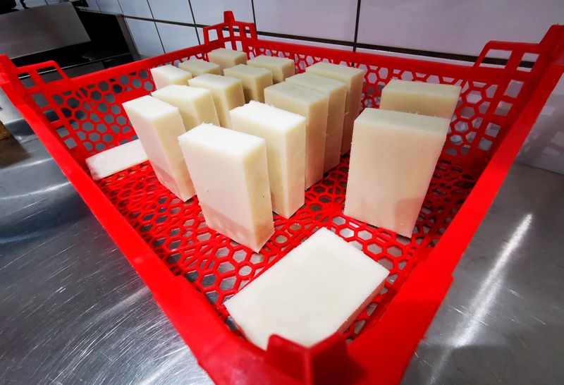 Barras de jabón de baba de caracol, fabricado por Damien Desrocher, se ven a la venta en su tienda en Wahagnies, Francia, 11 mayo 2021.
REUTERS/Ardee Napolitano