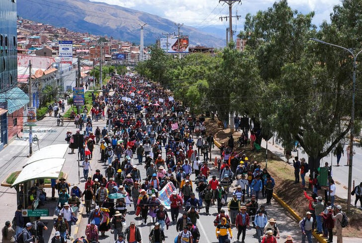 Miembros de comunidades indígenas y campesinos participan en una marcha en Cuzco durante una protesta exigiendo la disolución del Congreso y la celebración de elecciones democráticas en lugar de reconocer a Dina Boluarte como presidenta de Perú, tras la destitución del líder peruano Pedro Castillo, en Cuzco, Perú, Diciembre 14, 2022. REUTERS/Paul Gambin. NO REVENTAS. NO ARCHIVOS