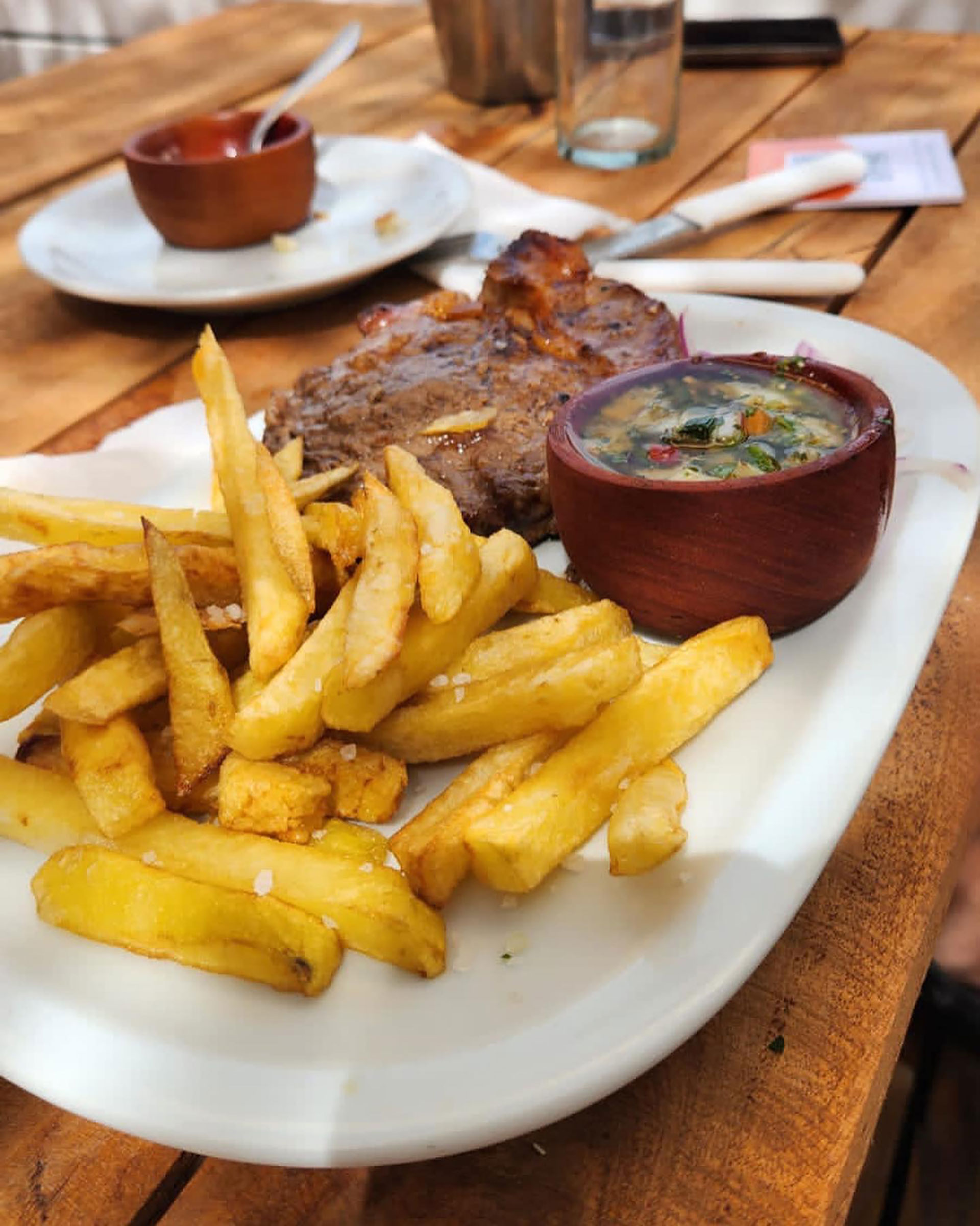 Con una carta en constante movimiento, el restaurante de playa ofrece las cuatro comidas