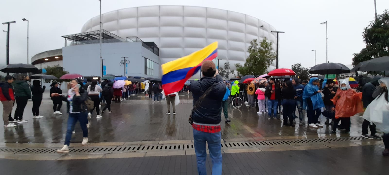 Sombrillas, banderas, vuvuzelas y festejos rodearon el Movistar Arena en la tarde de este domingo 19 de junio / (Luis Velandia)