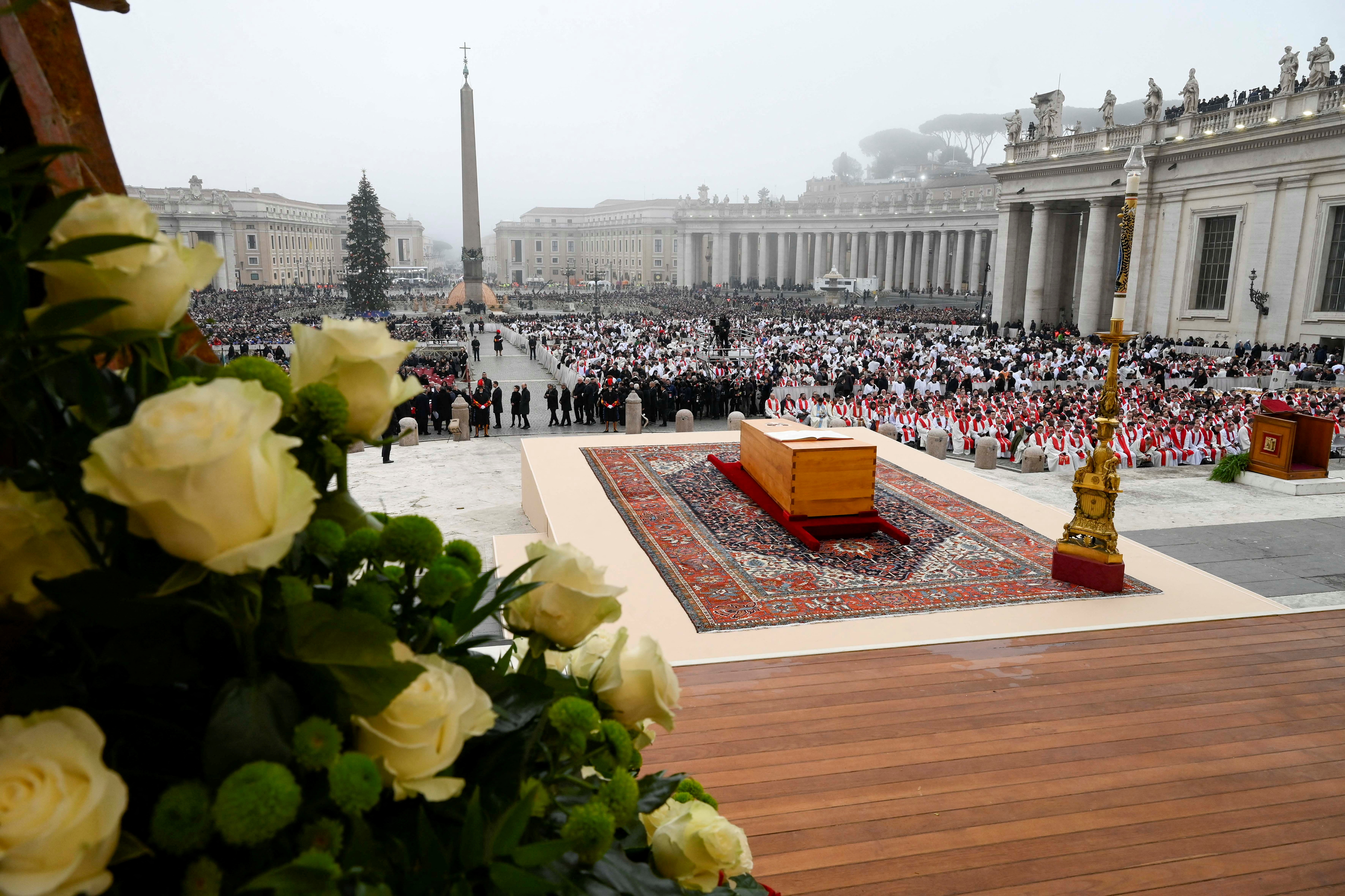 Impactante toma de la multitud en la plaza San Pedro (Vatican Media/­Handout via REUTERS)