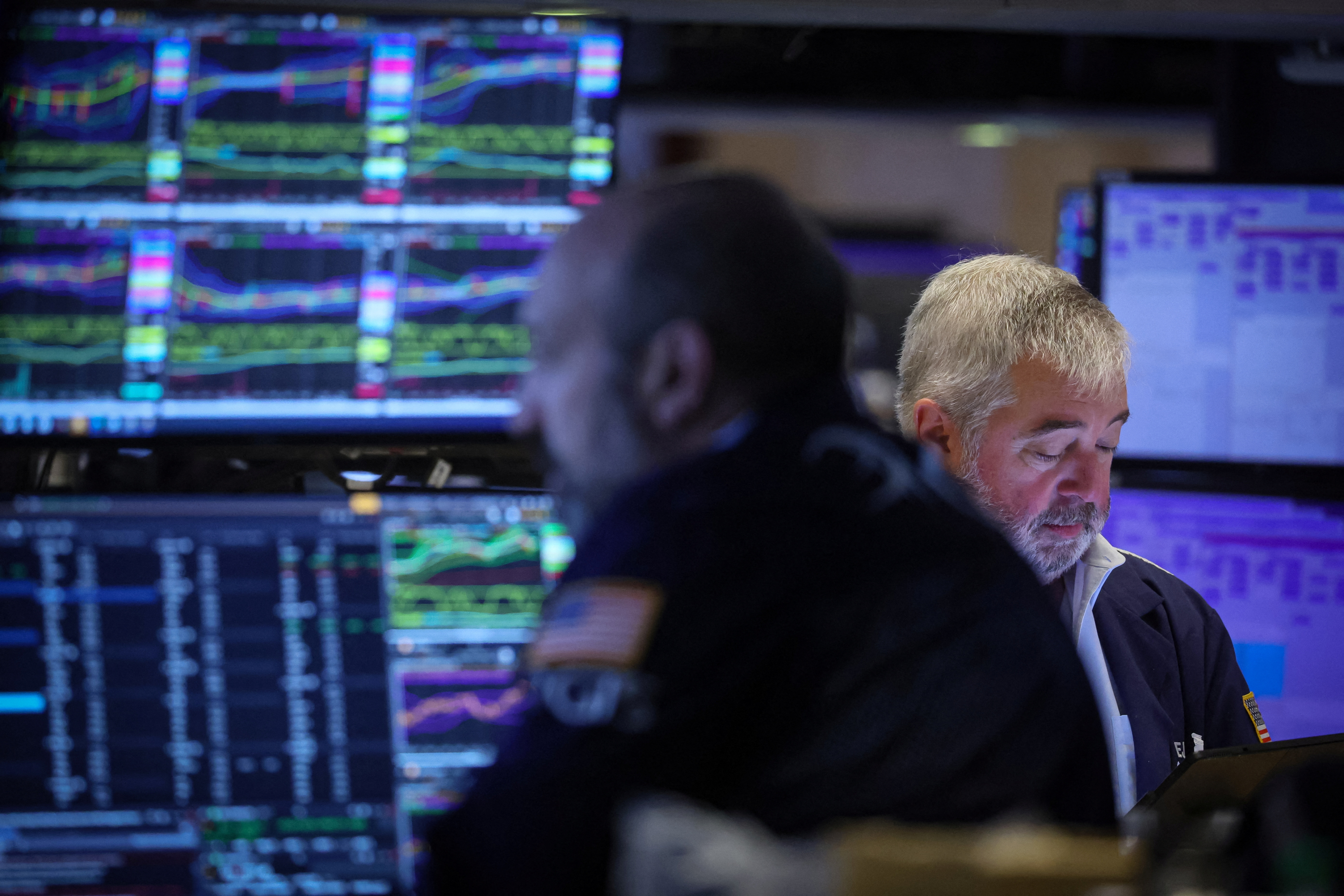 Las pantallas muestran indicadores en verde en la Bolsa de Valores de Nueva York (REUTERS/Brendan McDermid)