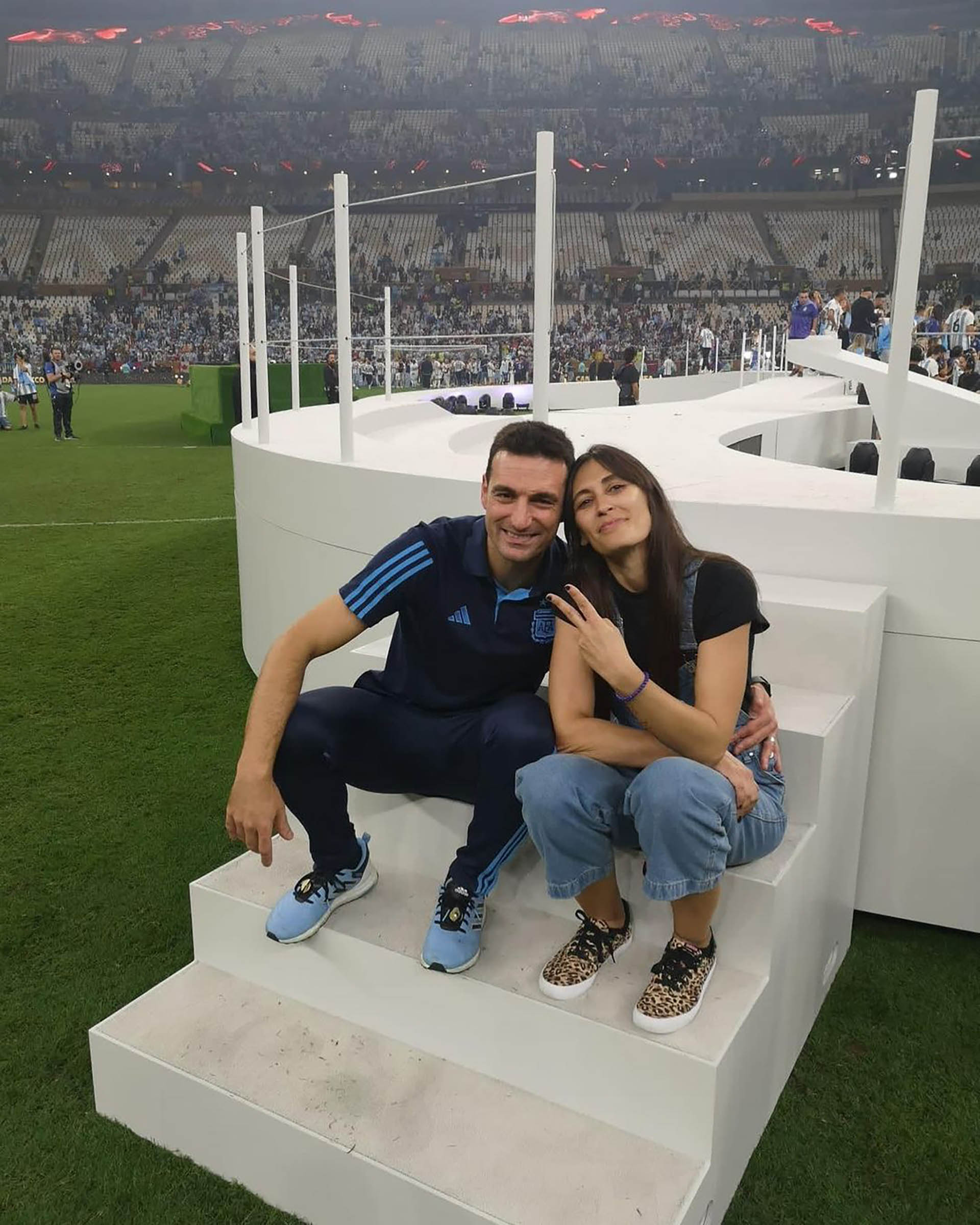 Lionel Scaloni junto a su pareja Elisa Montero luego de vencer a Francia en la final del Mundial de Qatar 2022