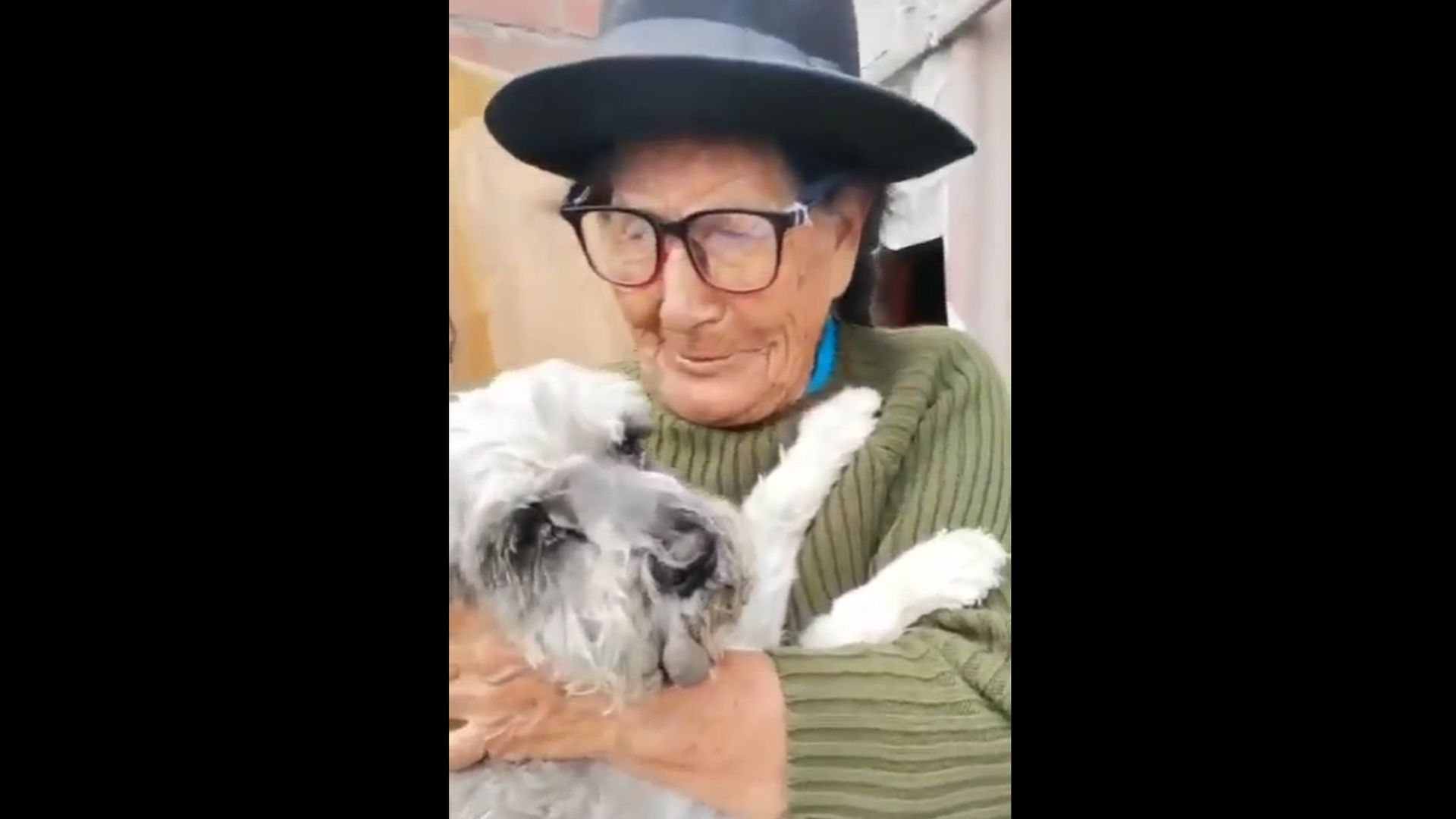 TikTok: Emotivo reencuentro de una anciana de 103 años y su perrito perdido conmueve a las redes sociales